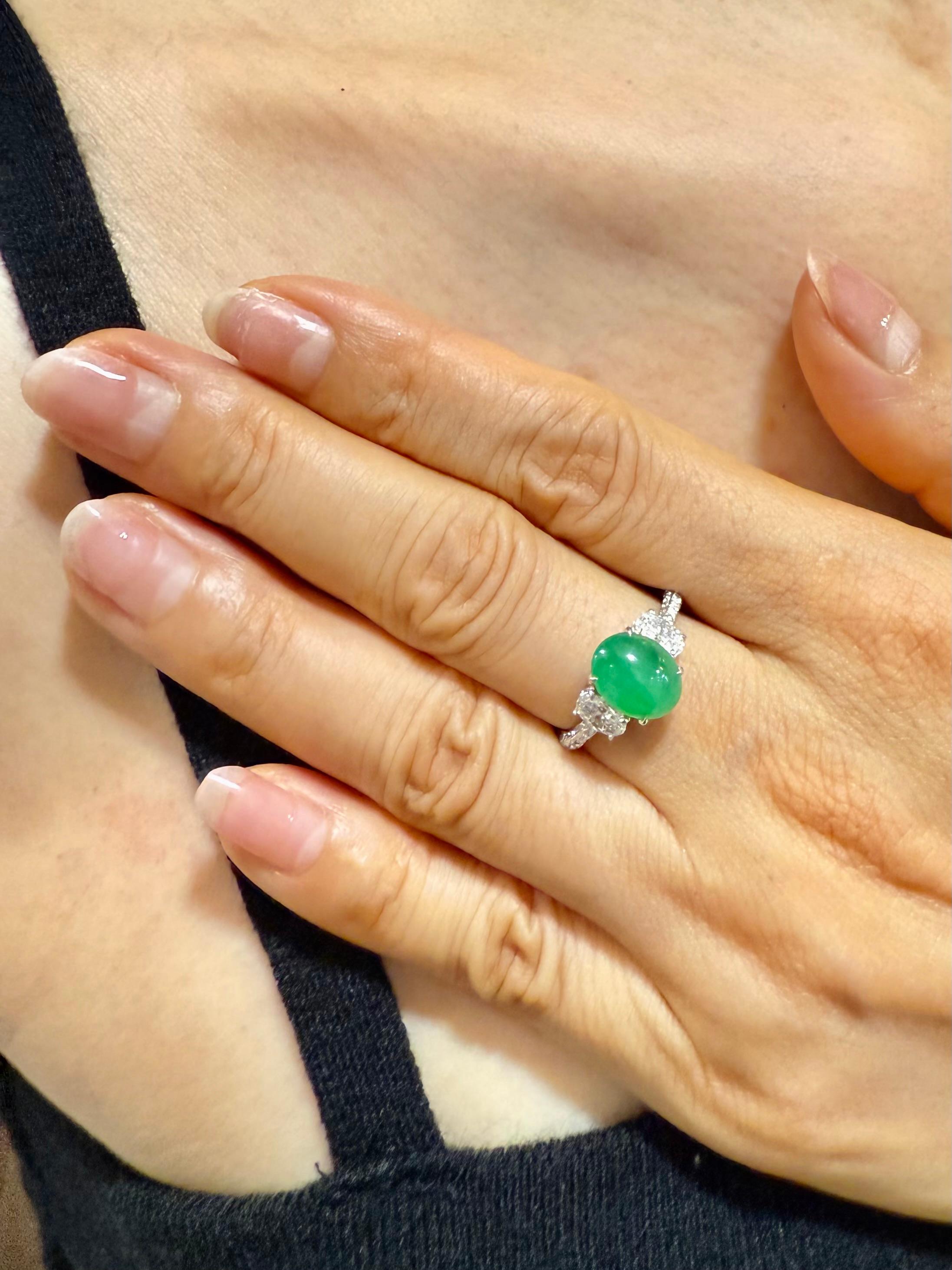 Taille ovale Bague cocktail en jade naturel certifié 2,27 carats et diamants ovales, couleur vert pomme en vente