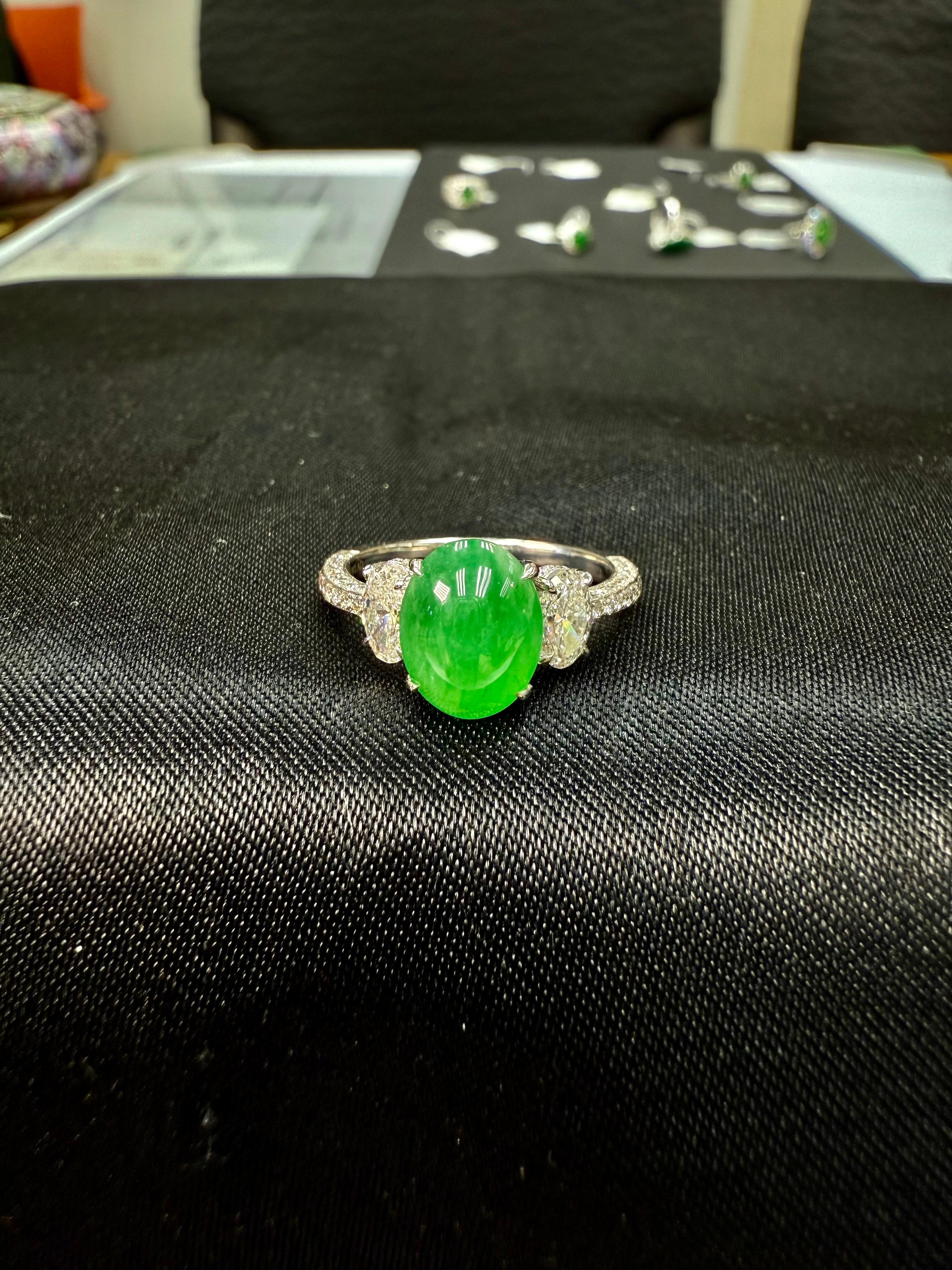 Bague cocktail en jade naturel certifié 2,27 carats et diamants ovales, couleur vert pomme Neuf - En vente à Hong Kong, HK