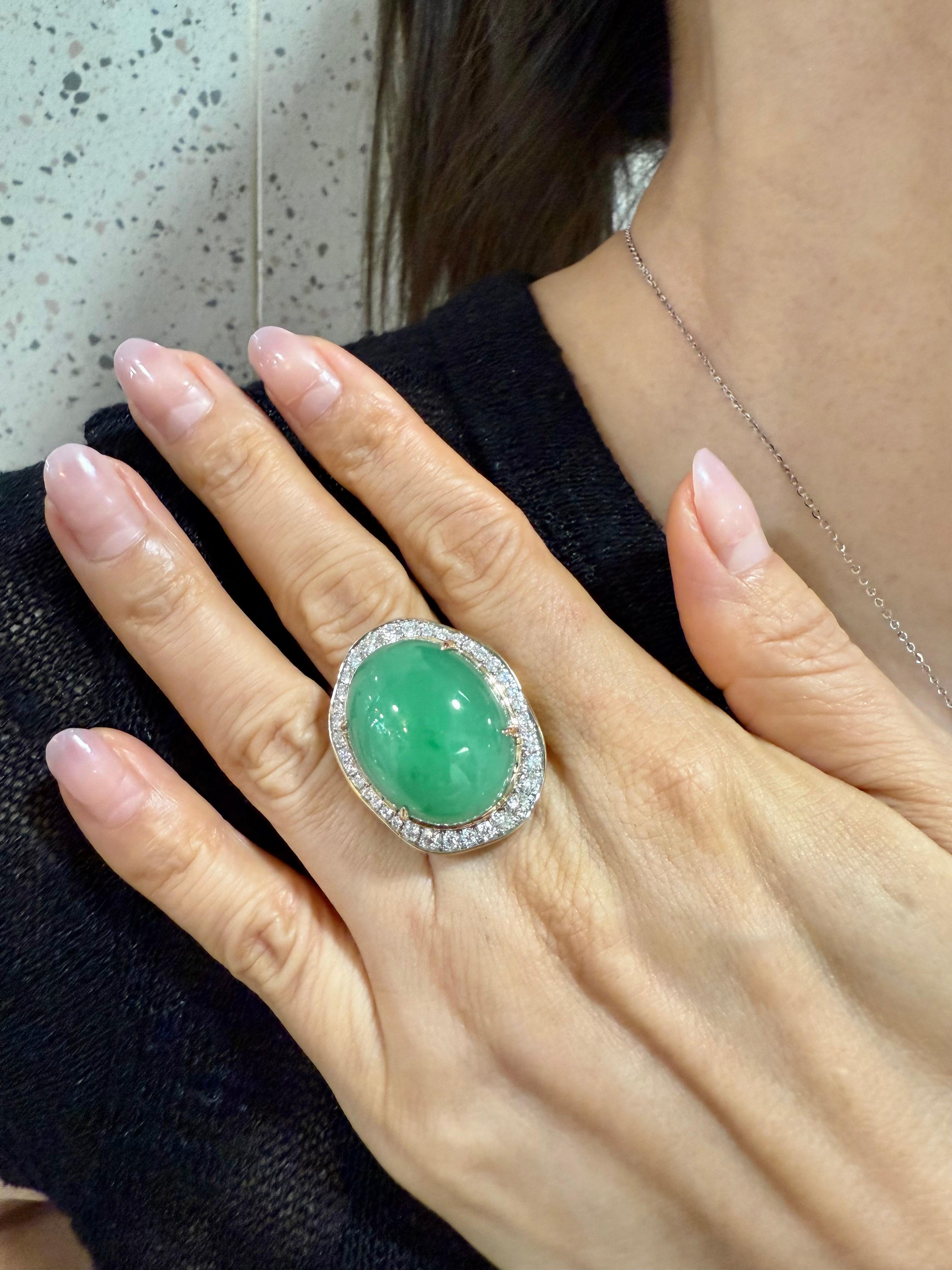 BITTE SEHEN SIE SICH DAS HD-VIDEO AN! Diese Jade (44,08 cts) ist RIESIG mit schönem Apfelgrün durch und durch. Er ist mit 22,75 x 18,05 mm extra groß. Der Ring ist nicht hinterlegt, um die wahre Farbe zu zeigen. Der ovale Cabochon aus natürlicher