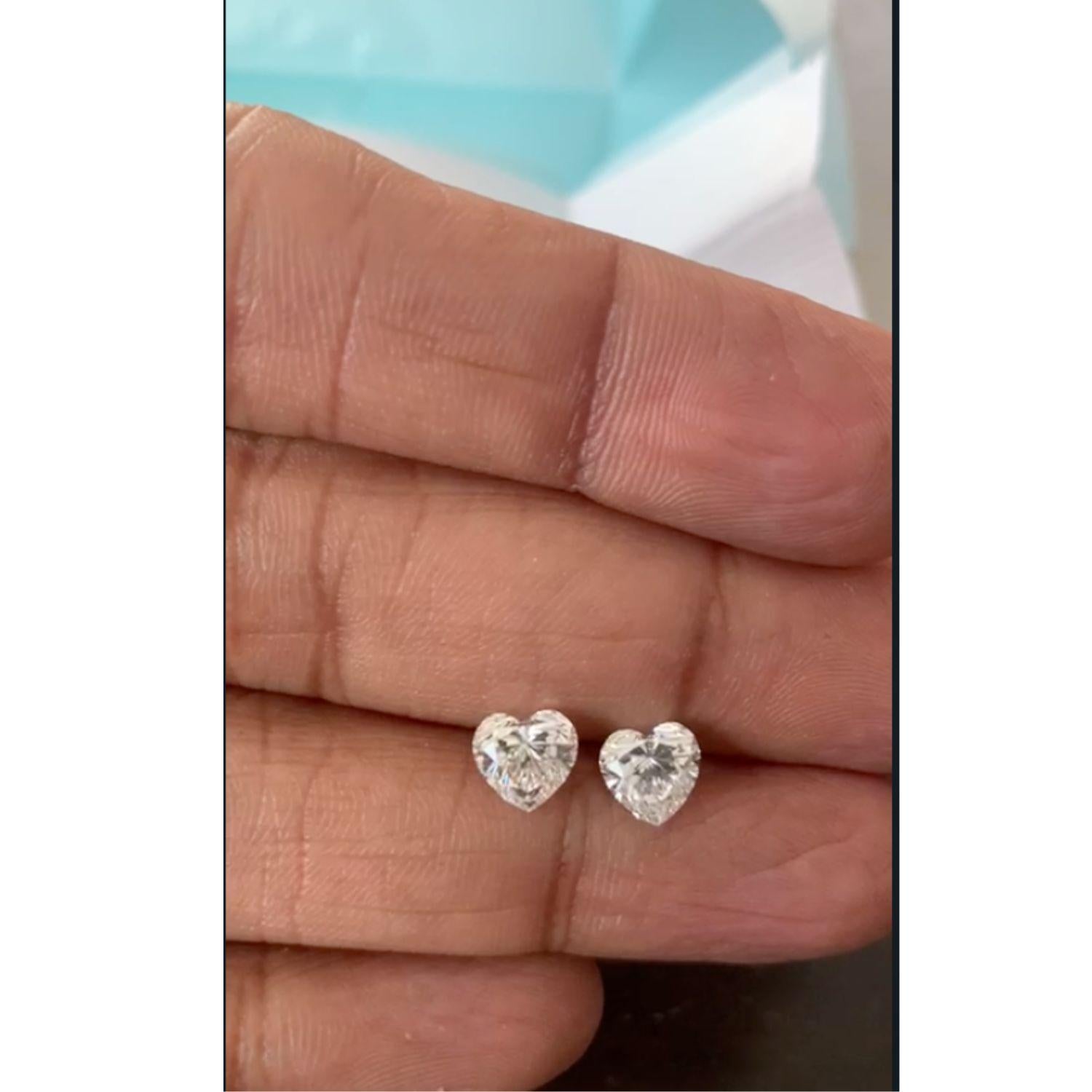 Ein schöner, klassischer Ohrstecker - mit insgesamt 2,29 Karat weißen Diamanten in Herzform, 1,15 Karat (G VVS2) und 1,14 Karat (F VVS2). 
Für weitere Informationen können Sie uns gerne eine Nachricht schicken.
Wir können die Ohrringe ganz nach