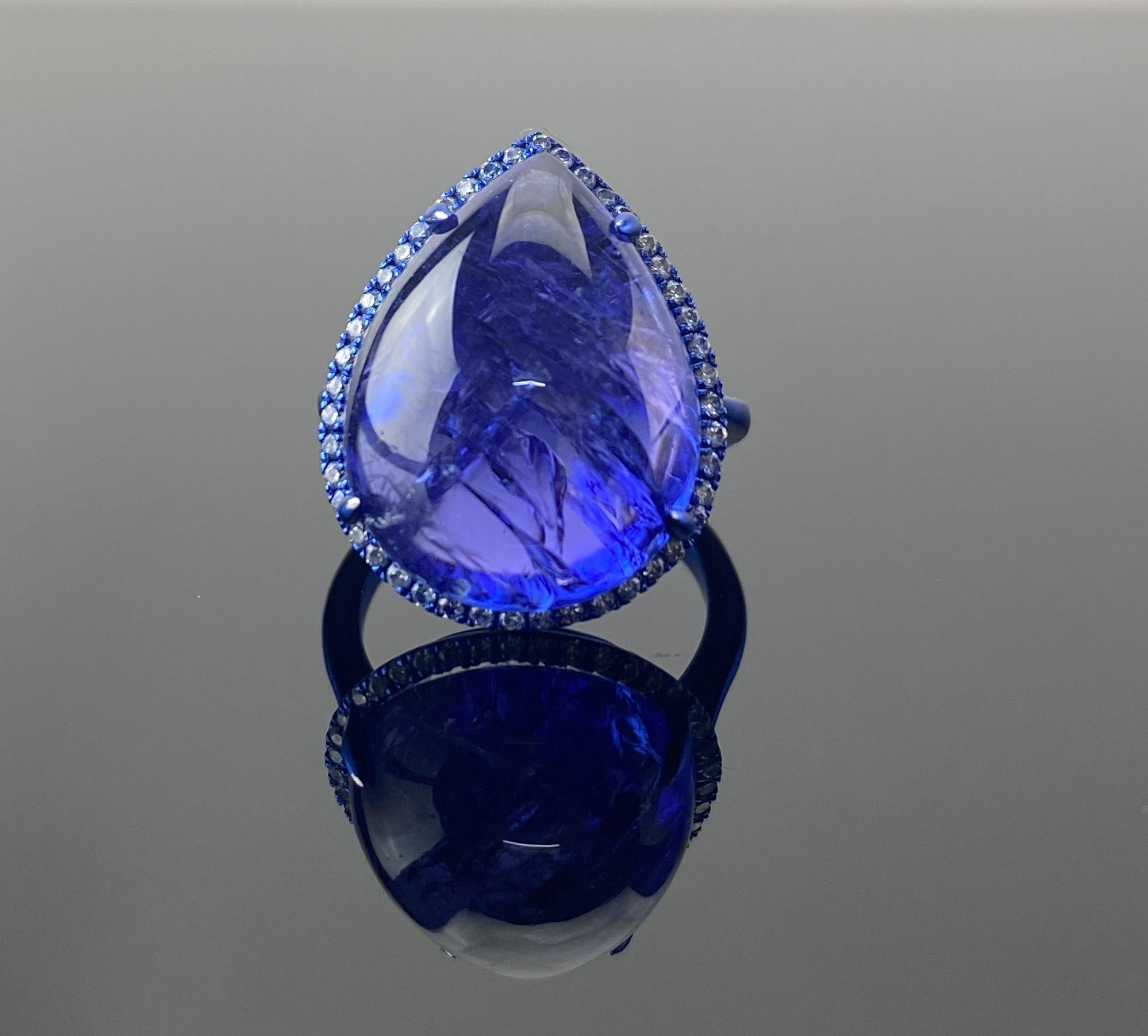 Questa tanzanite a forma di pera è incastonata in oro bianco 18 carati (5,13 grammi), è incorniciata da 44 diamanti taglio rotondo brillante (0,32 carati in totale) e l'oro è stato placcato con rodio blu per esaltare la sua profonda allure