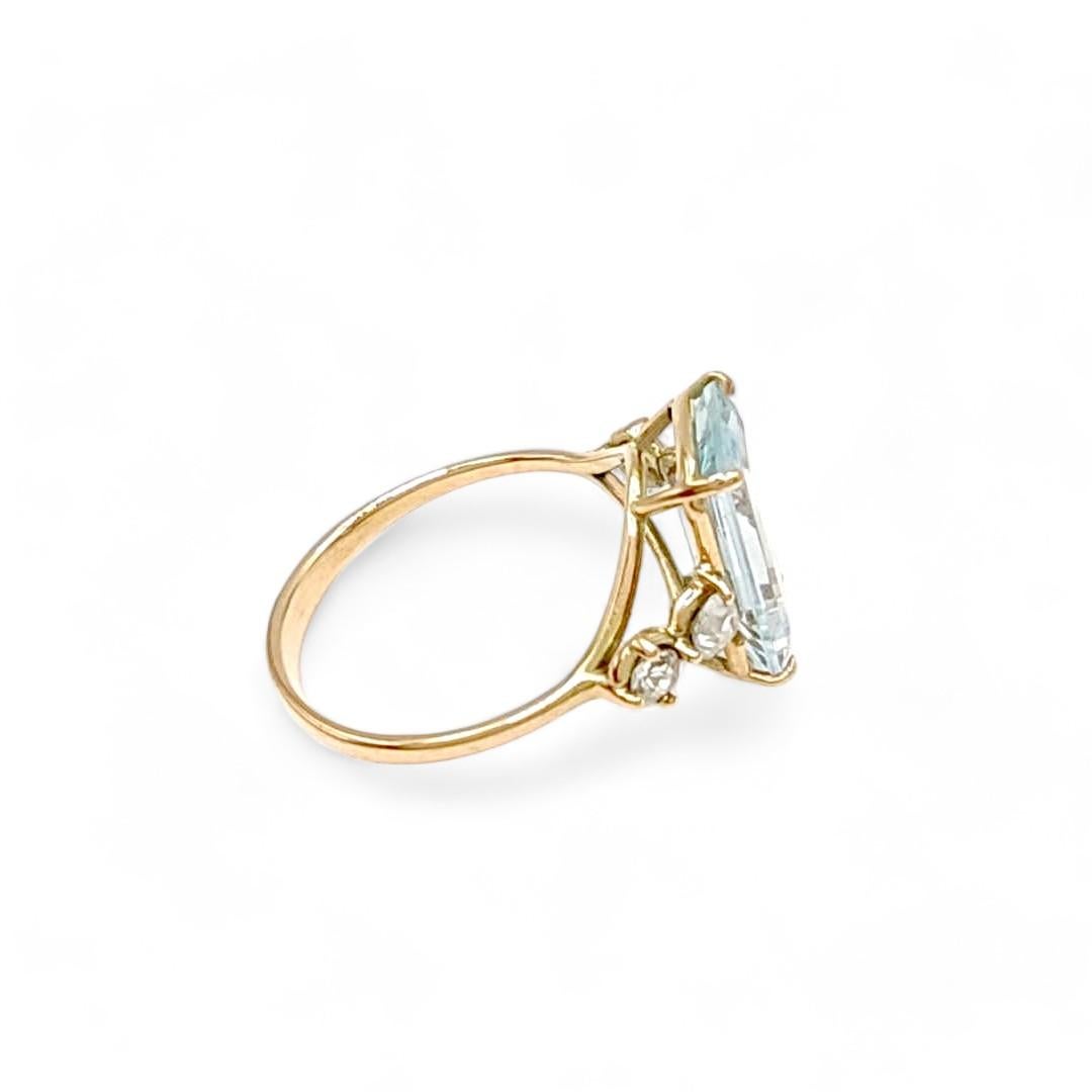 Certified 2.30 carats Aquamarine Engagement Ring - 14k Gold with Diamonds For Sale 4
