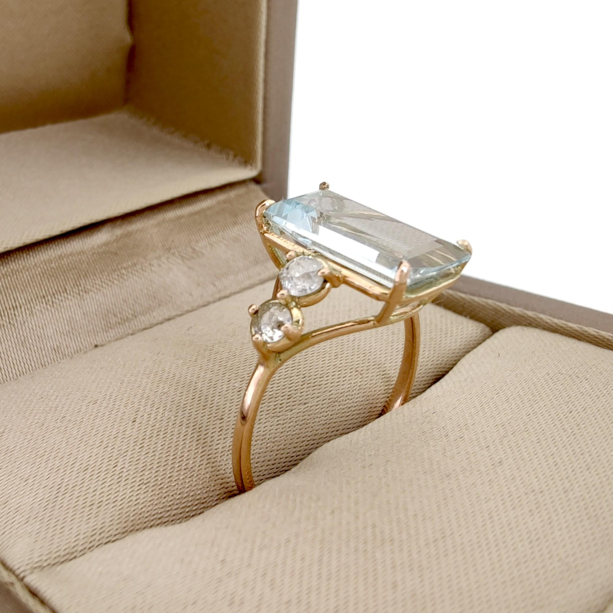 Women's Certified 2.30 carats Aquamarine Engagement Ring - 14k Gold with Diamonds For Sale