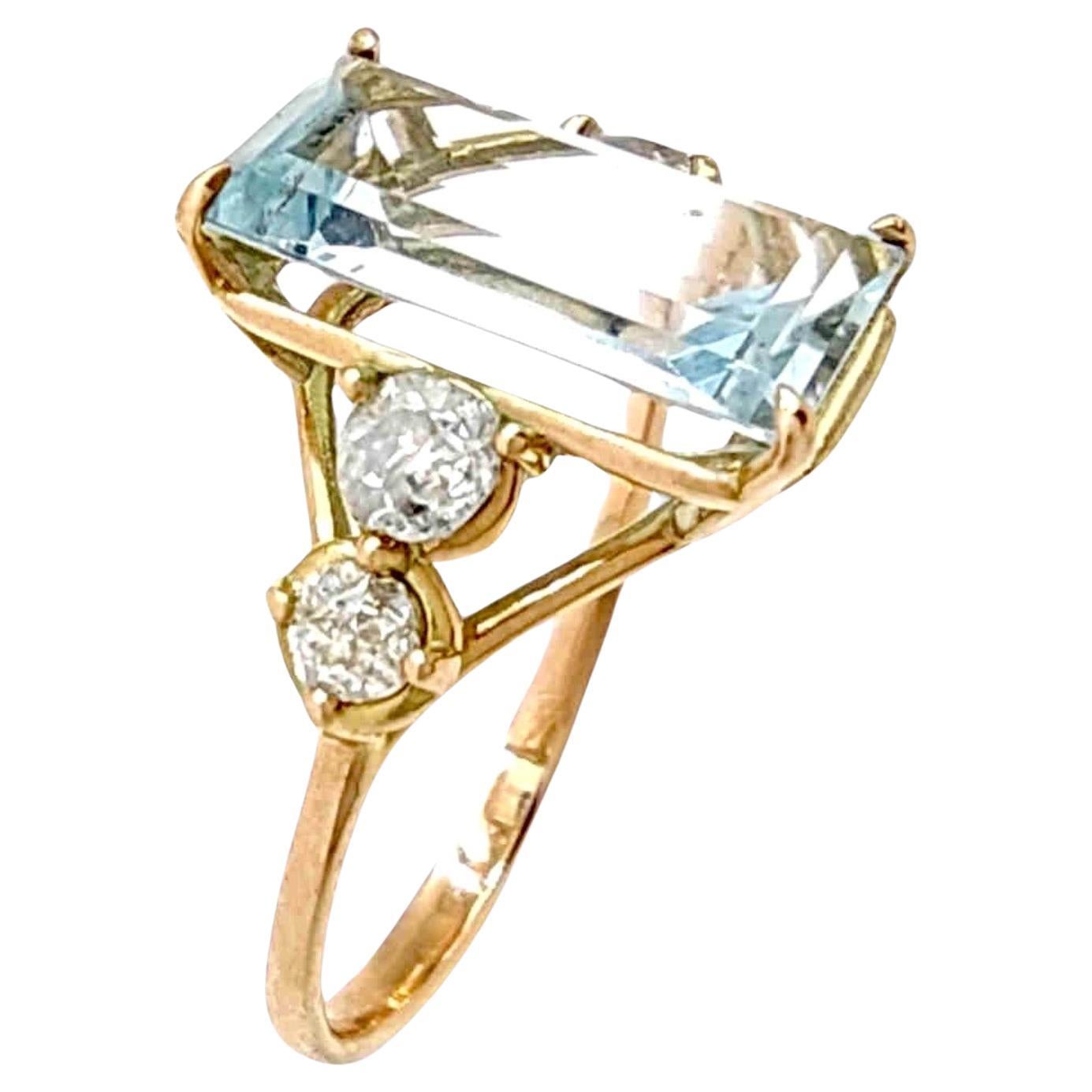 Certified 2.30 carats Aquamarine Engagement Ring - 14k Gold with Diamonds For Sale