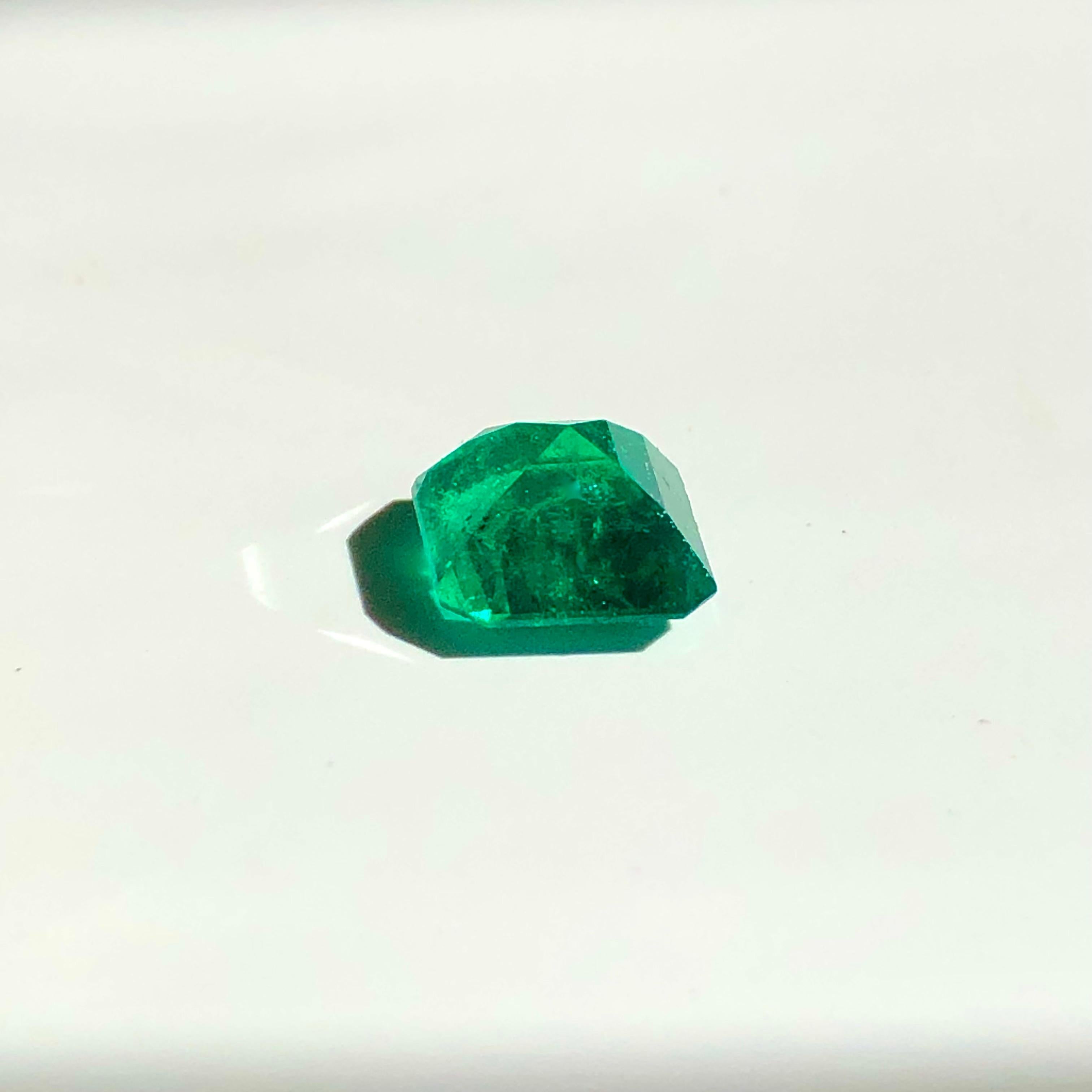 Certified 2.30 Carat Natural AAA Colombian Emerald Square Cut Vivid Green For Sale 2