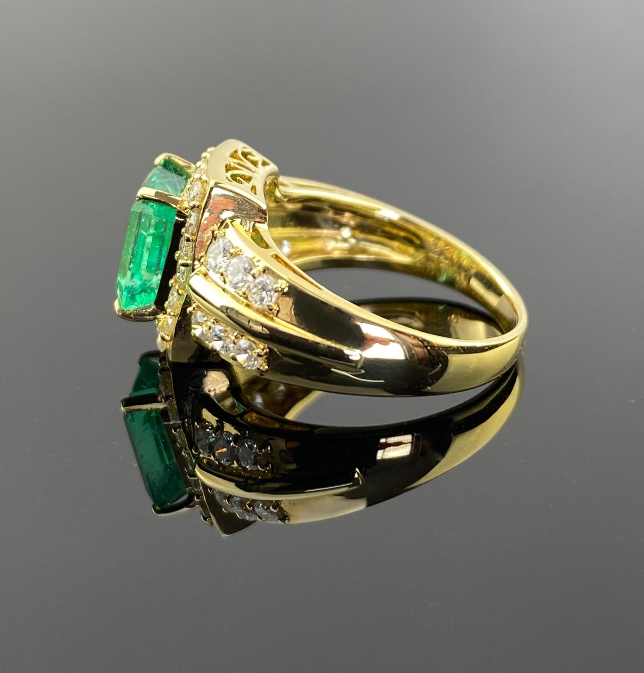 Art Deco Certified 2.31 Carat Colombian Emerald and Diamond Cocktail Ring in 18K Gold For Sale
