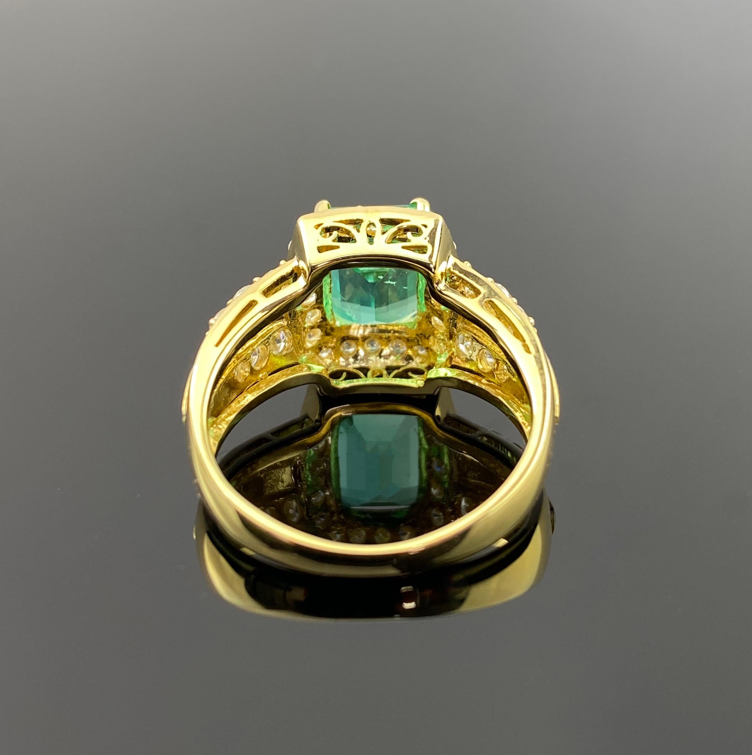 Certified 2.31 Carat Colombian Emerald and Diamond Cocktail Ring in 18K Gold In New Condition For Sale In Bangkok, Thailand