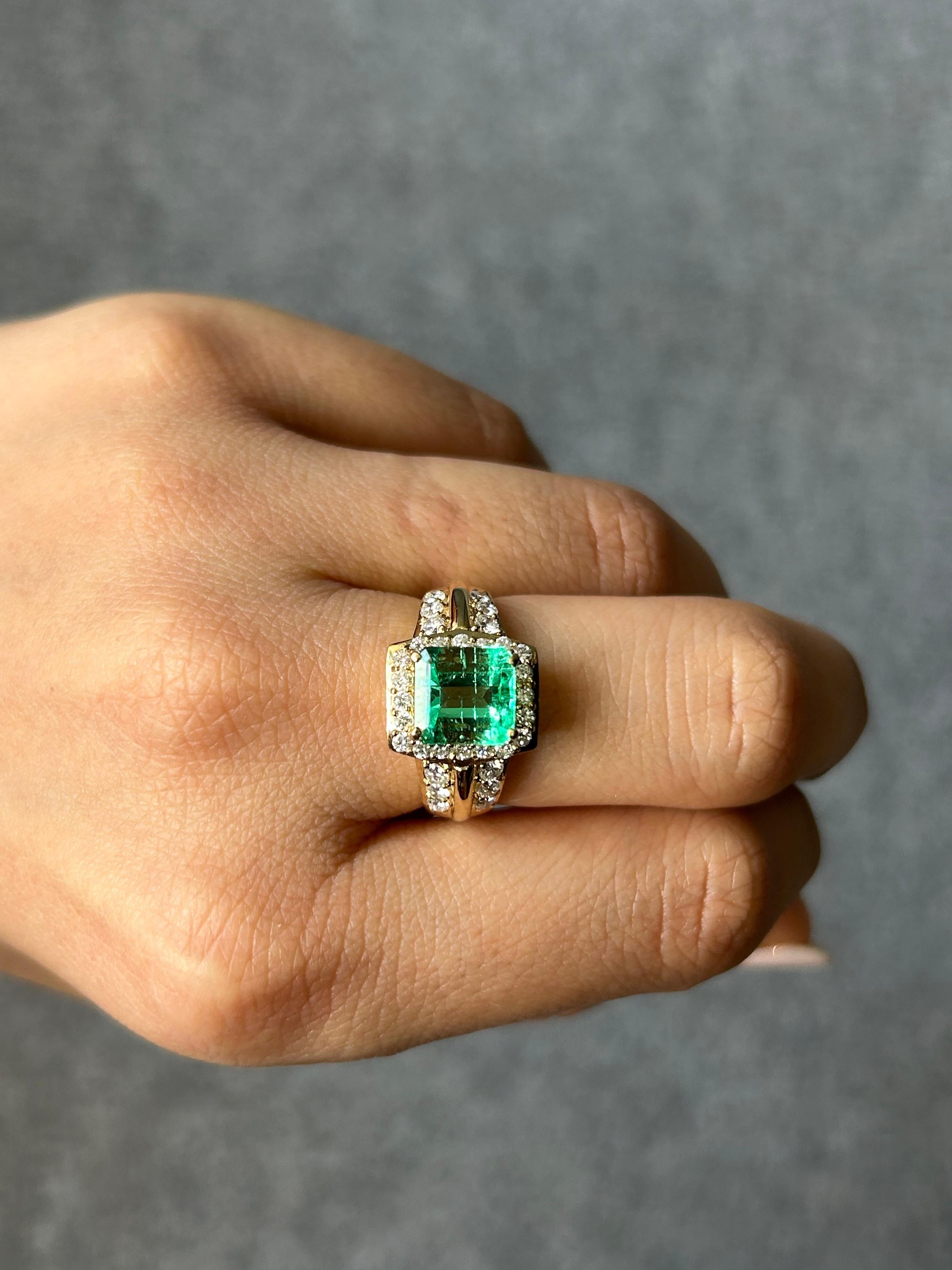 Women's or Men's Certified 2.31 Carat Colombian Emerald and Diamond Cocktail Ring in 18K Gold For Sale