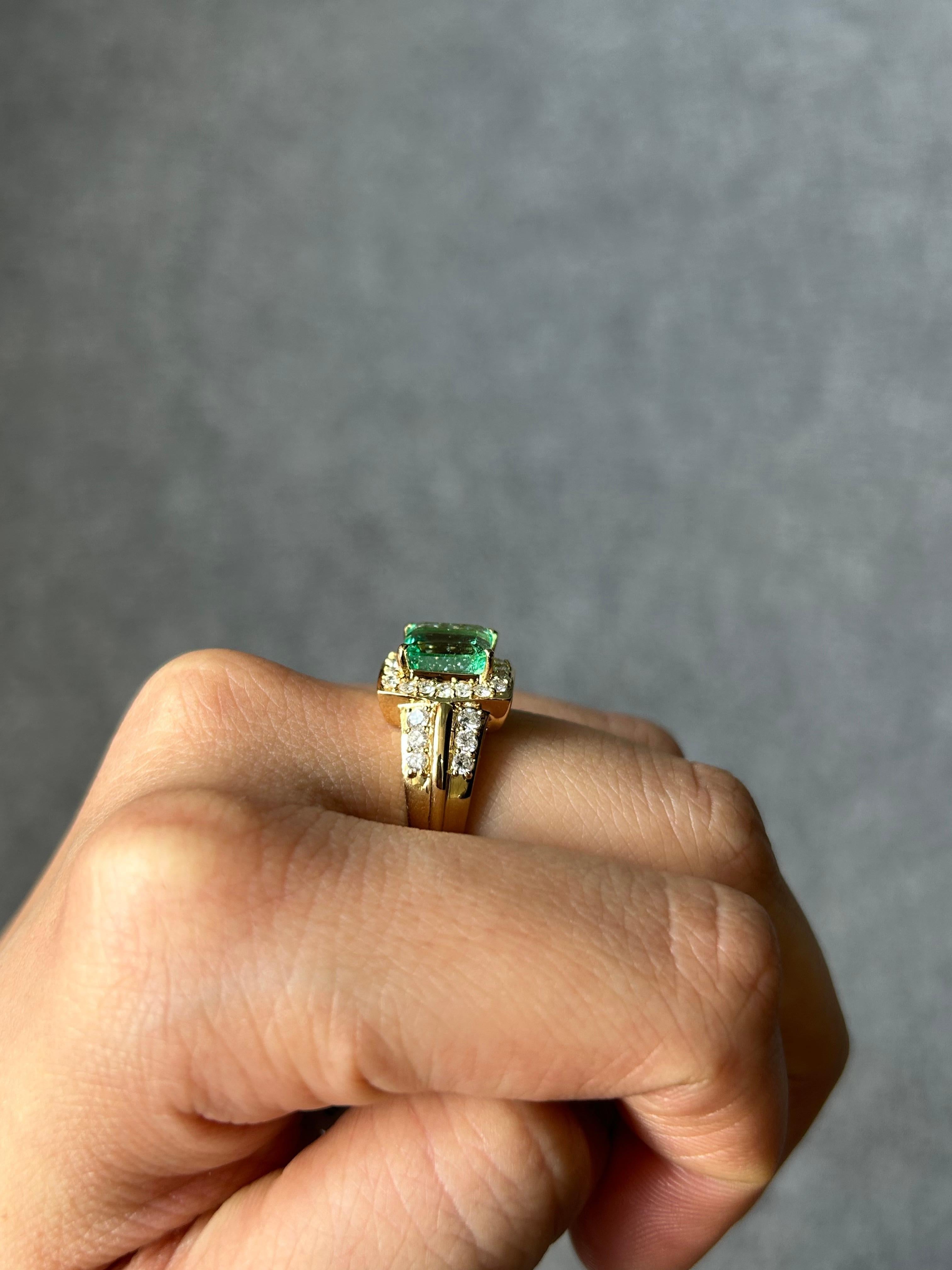 Certified 2.31 Carat Colombian Emerald and Diamond Cocktail Ring in 18K Gold For Sale 1