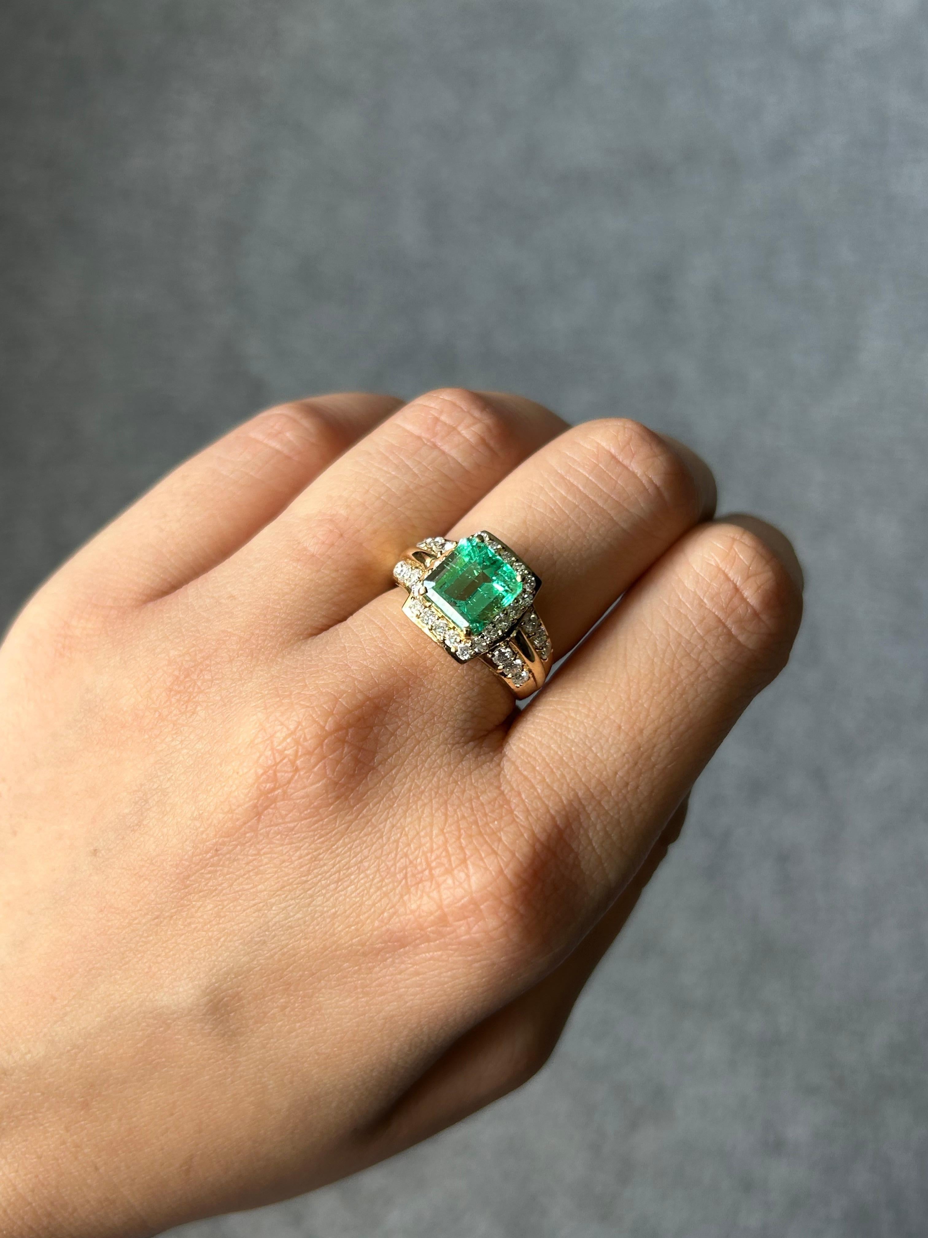 Certified 2.31 Carat Colombian Emerald and Diamond Cocktail Ring in 18K Gold For Sale 2