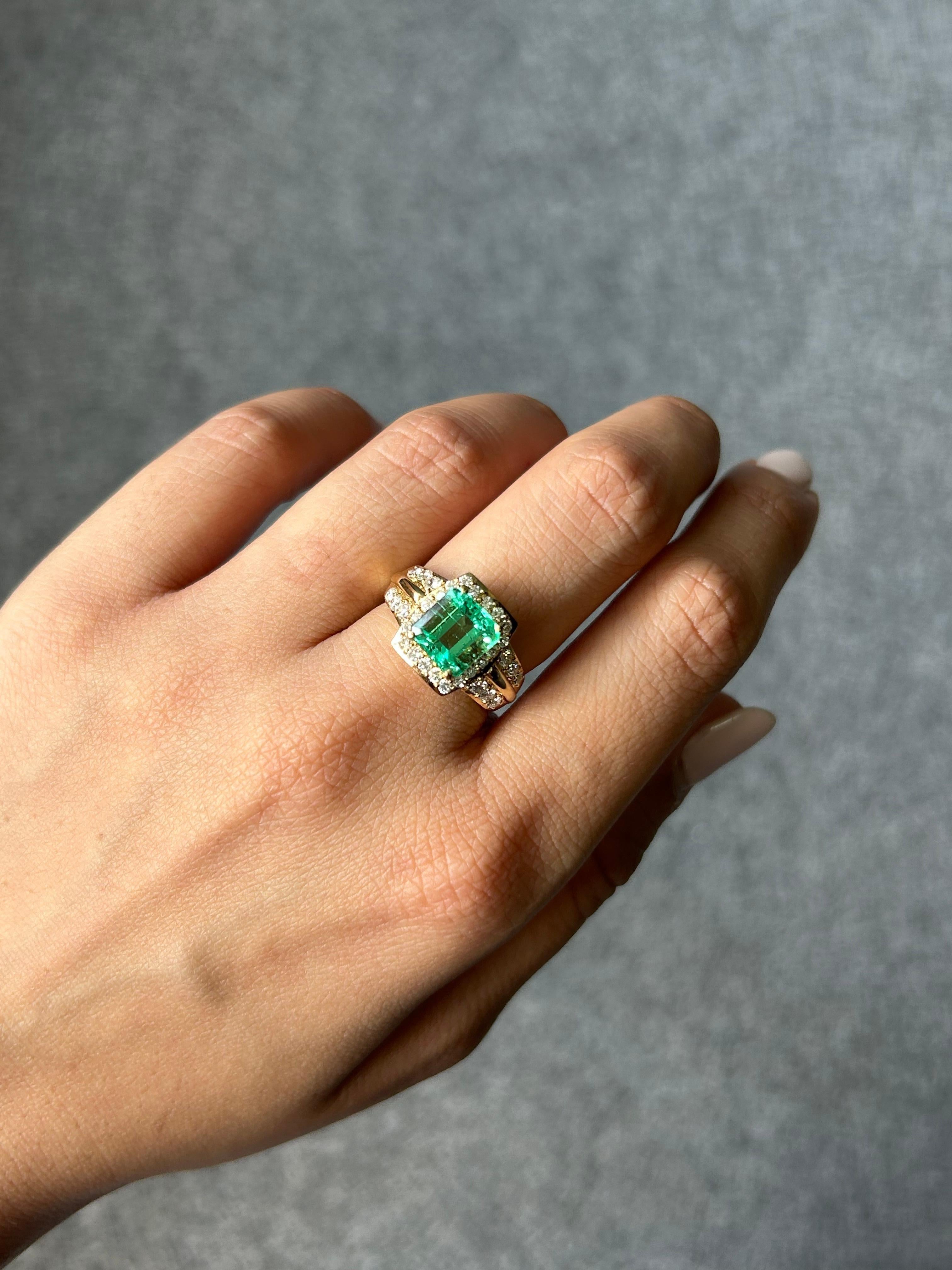 Certified 2.31 Carat Colombian Emerald and Diamond Cocktail Ring in 18K Gold For Sale 3