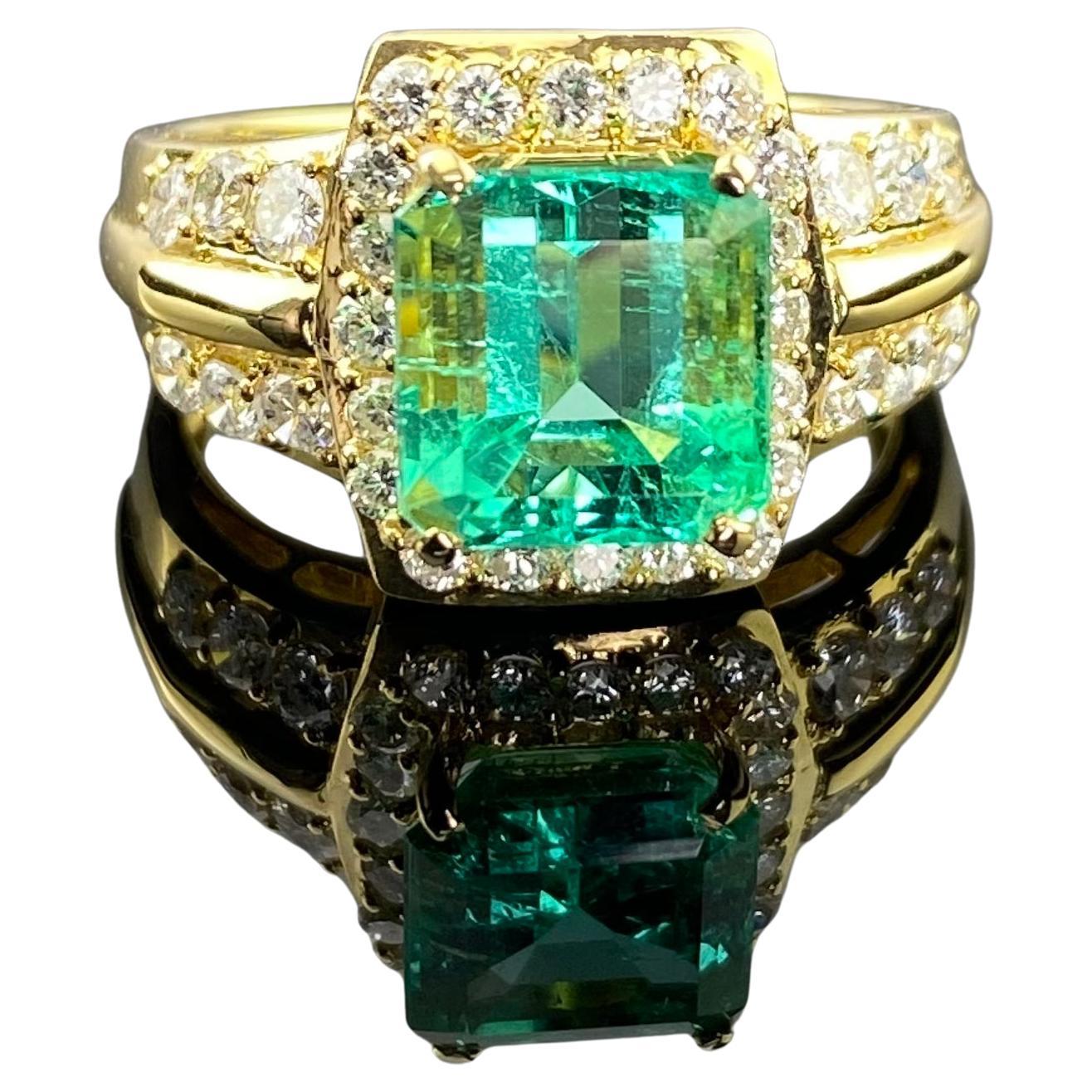 Certified 2.31 Carat Colombian Emerald and Diamond Cocktail Ring in 18K Gold For Sale