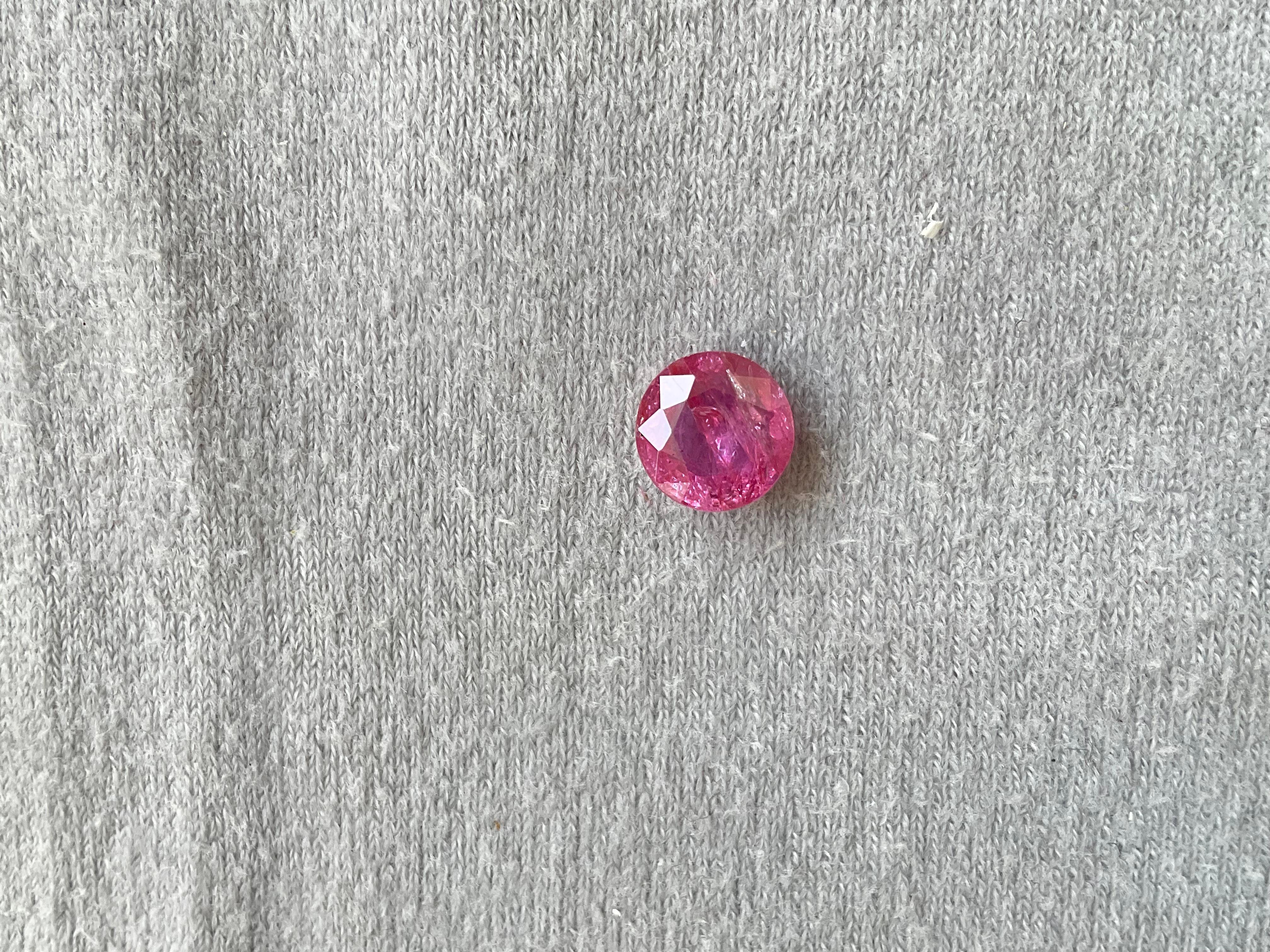 Rubí de Mozambique certificado 2.31 quilates Piedra tallada redonda facetada sin calor Gema natural Art Decó en venta