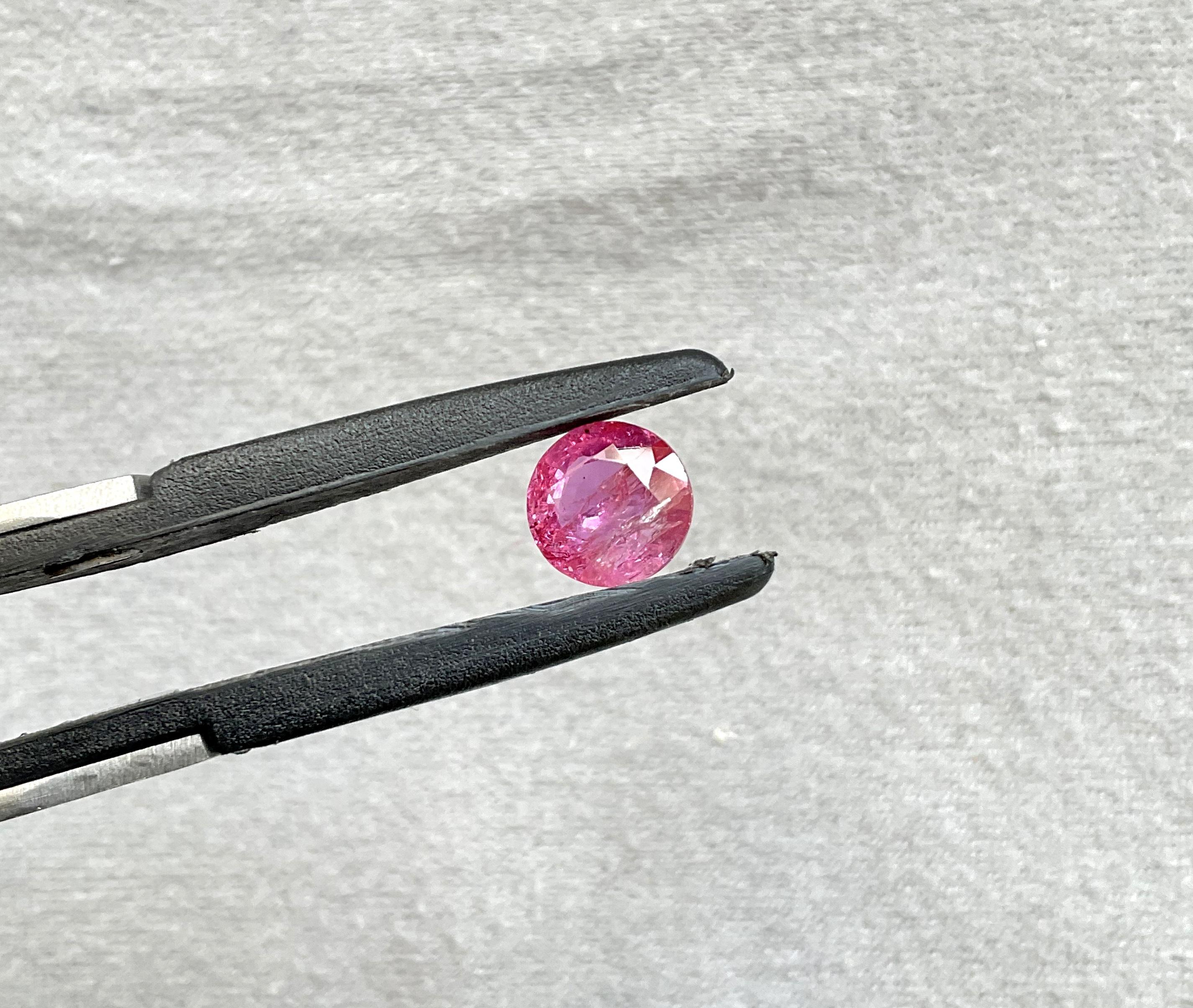 Rubí de Mozambique certificado 2.31 quilates Piedra tallada redonda facetada sin calor Gema natural en Nuevo estado para la venta en Jaipur, RJ