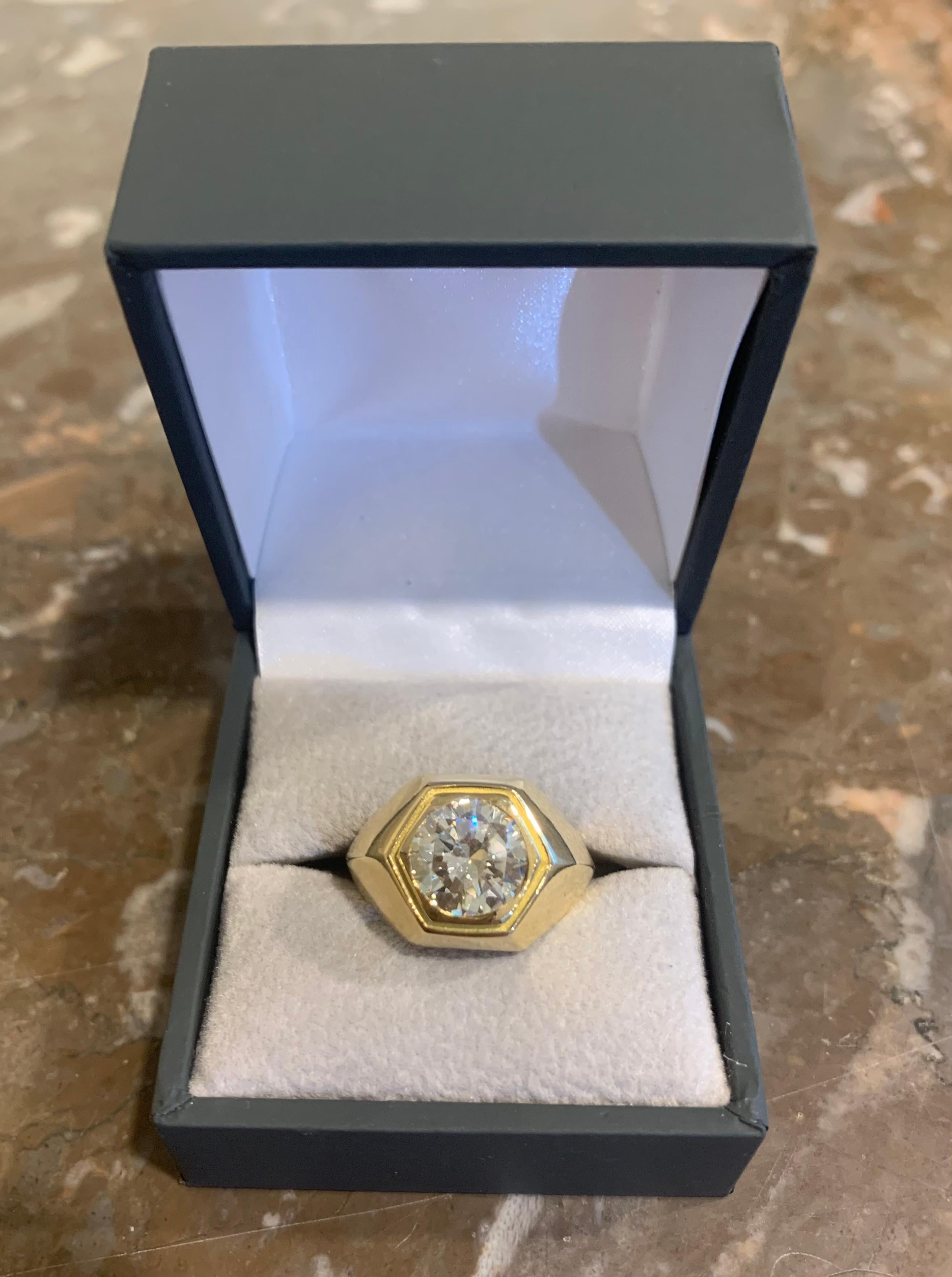 Brilliant Cut Certified 2.35 Carat Diamond 18 Carat Yellow Gold Signet Ring For Sale