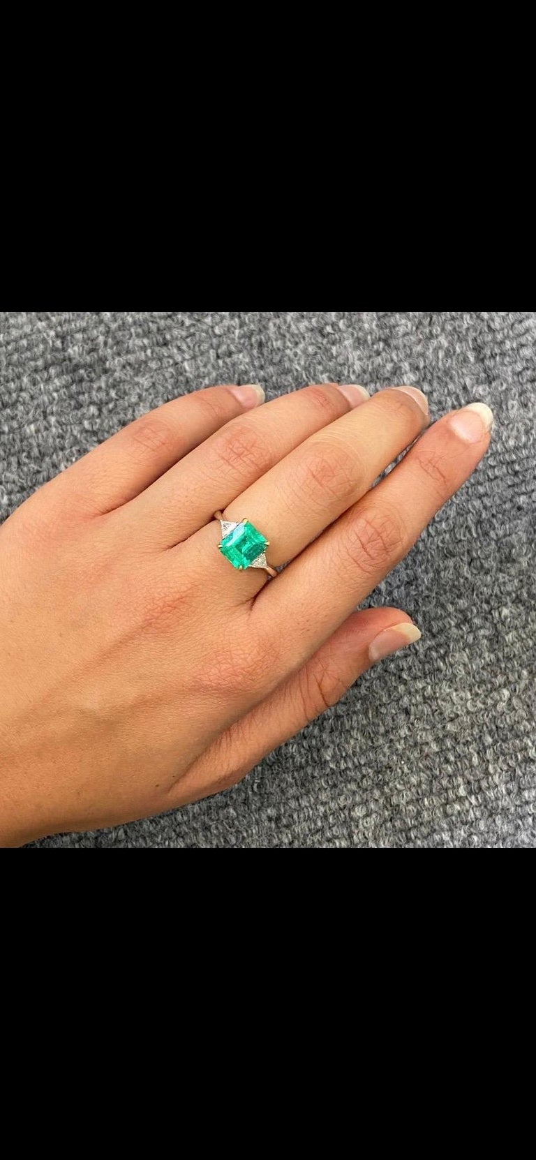 Certified 2.36 Carat Colombian Emerald and Diamond Three-Stone Engagement Ring In New Condition For Sale In Bangkok, Thailand