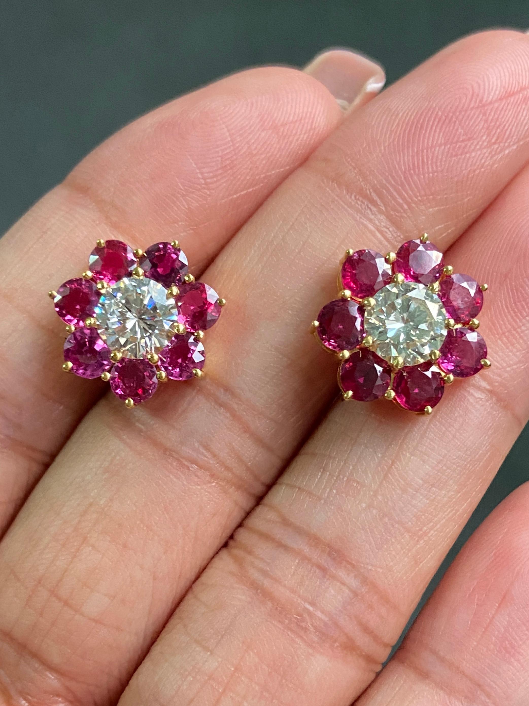 TUTTI I NOSTRI PREZZI INCLUDONO TARIFFE E DAZI DOGANALI PREPAGATI.

Un bellissimo tocco ad un classico paio di orecchini solitari, 4,98 carati di rubini naturali che circondano 1,2 carati ciascuno di diamanti bianchi naturali VVS qaulity. Gli