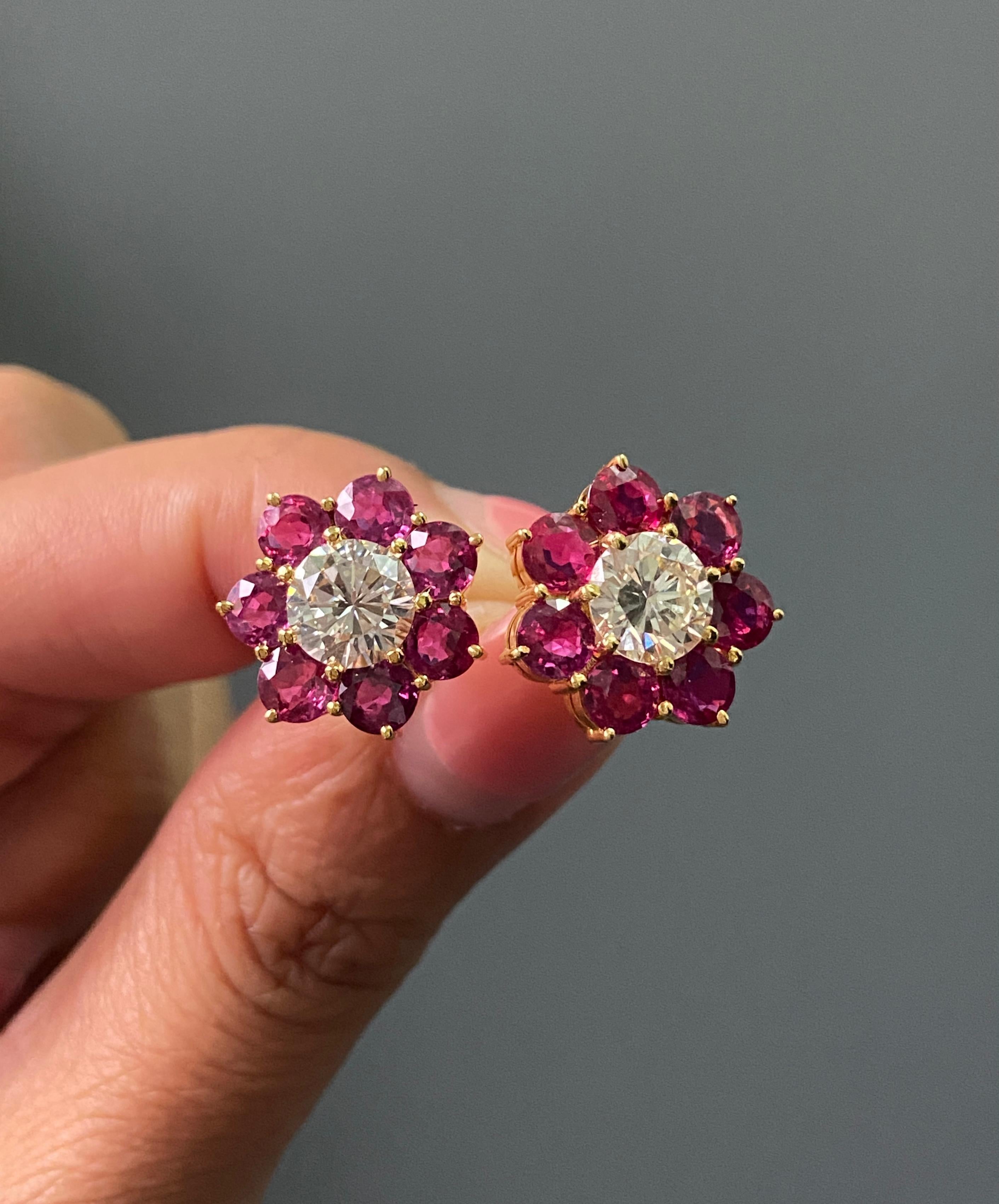 Moderno Borchie con diamanti e rubini certificati da 2,4 carati VVS Qaulity in oro giallo 18 carati in vendita