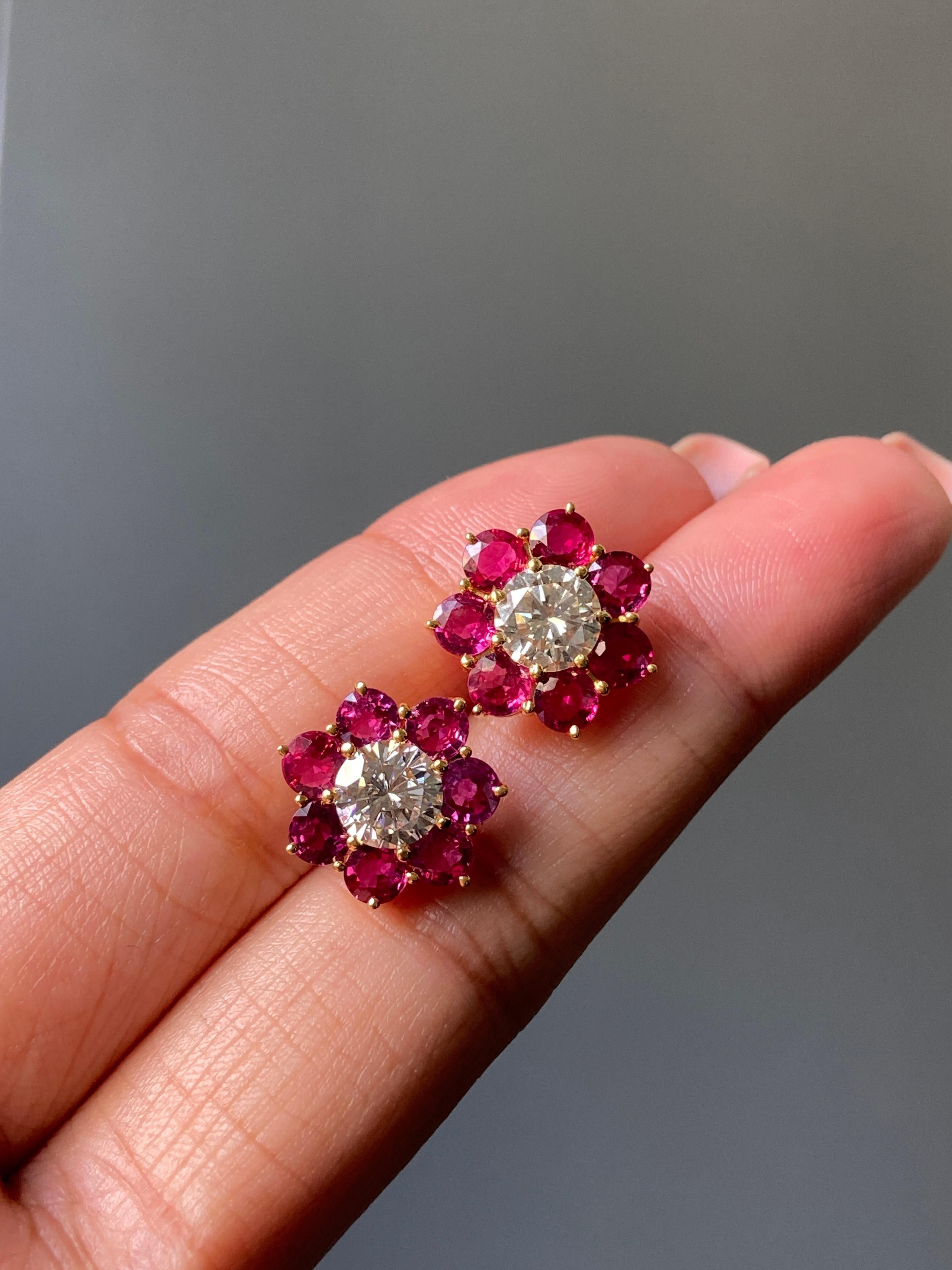 Taglio rotondo Borchie con diamanti e rubini certificati da 2,4 carati VVS Qaulity in oro giallo 18 carati in vendita