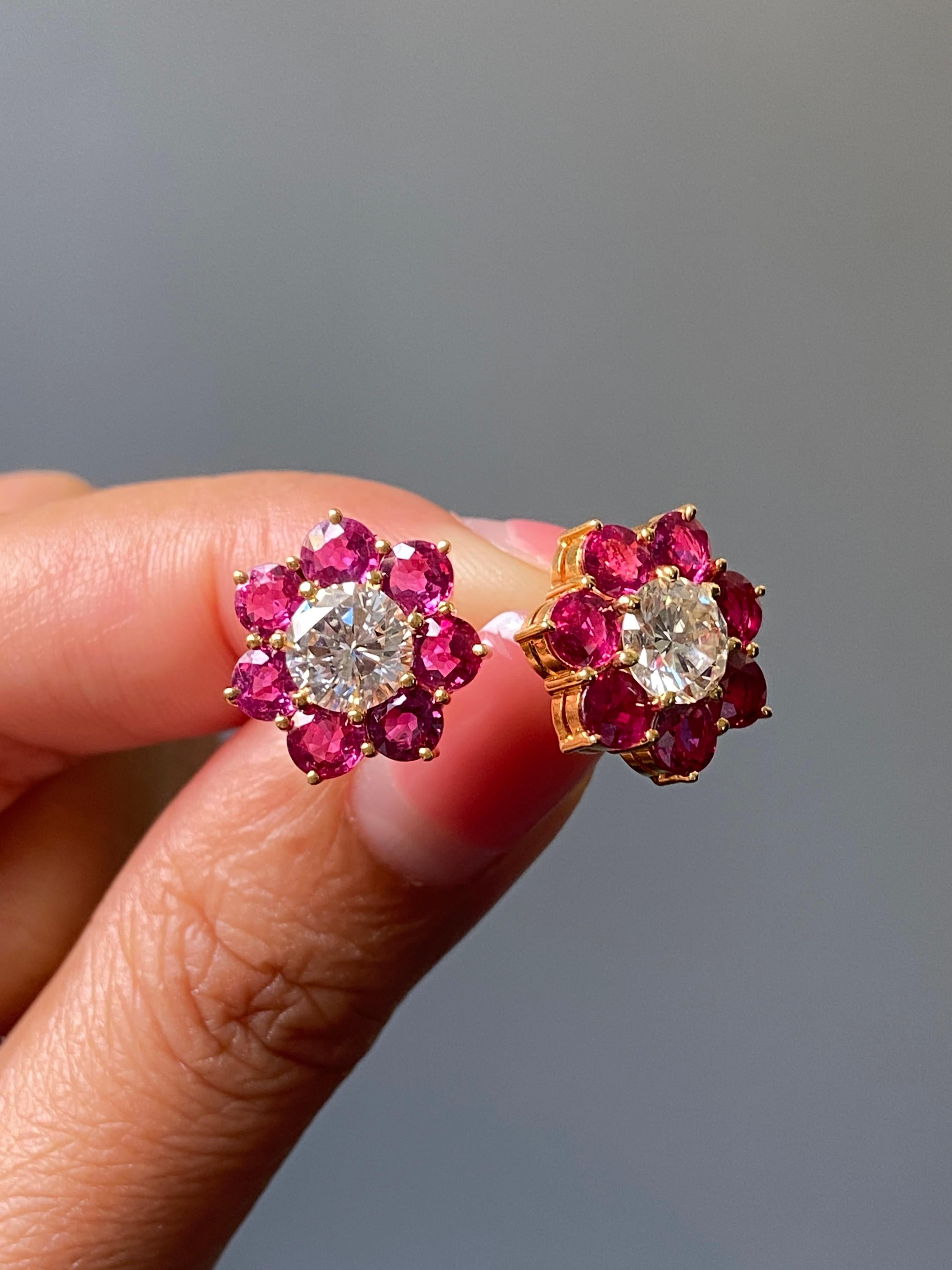 Borchie con diamanti e rubini certificati da 2,4 carati VVS Qaulity in oro giallo 18 carati In condizioni Nuovo in vendita a Bangkok, Thailand