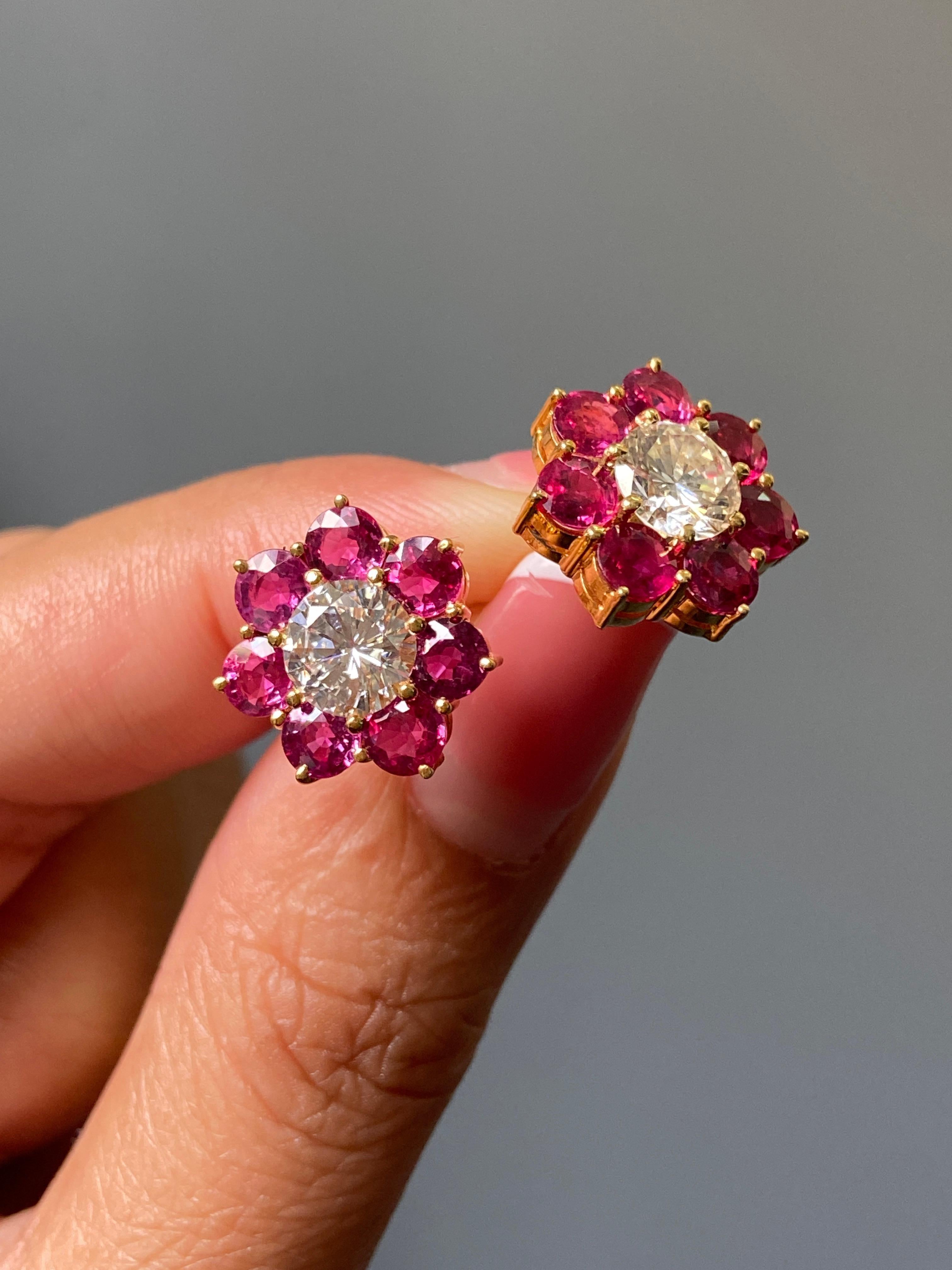 Donna Borchie con diamanti e rubini certificati da 2,4 carati VVS Qaulity in oro giallo 18 carati in vendita