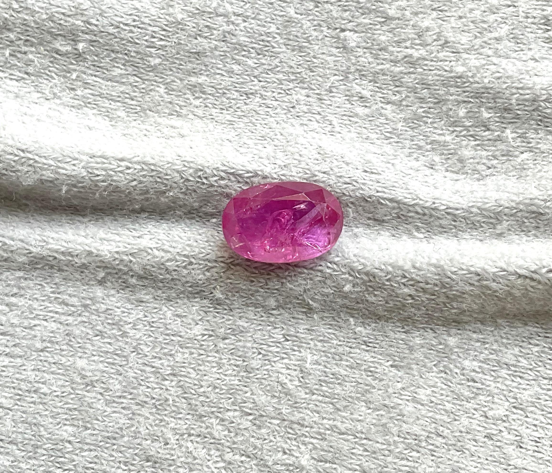 Rubí de Mozambique certificado de 2.40 quilates Piedra tallada facetada ovalada Sin calor Gema natural Art Decó
