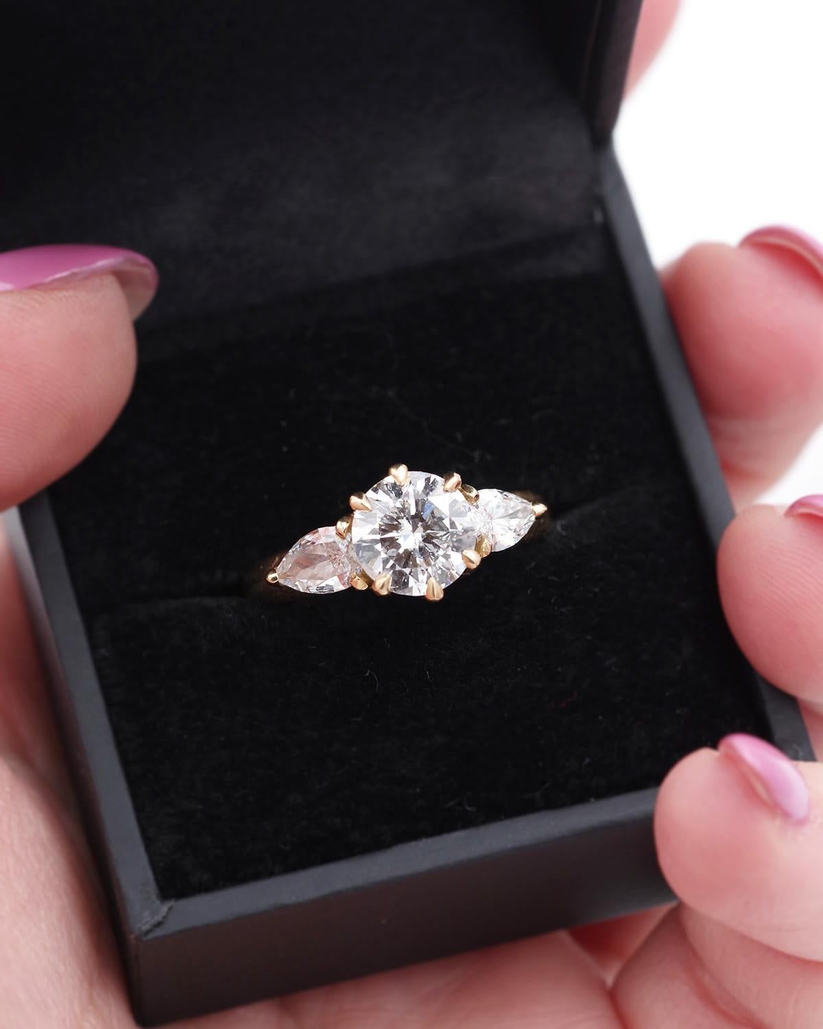 Taille brillant Bague en or jaune 18 carats avec diamant certifié de 2,40 carats en vente