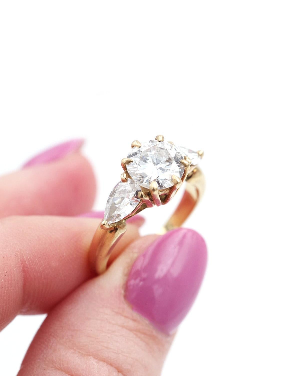 Bague en or jaune 18 carats avec diamant certifié de 2,40 carats Bon état - En vente à PARIS, FR