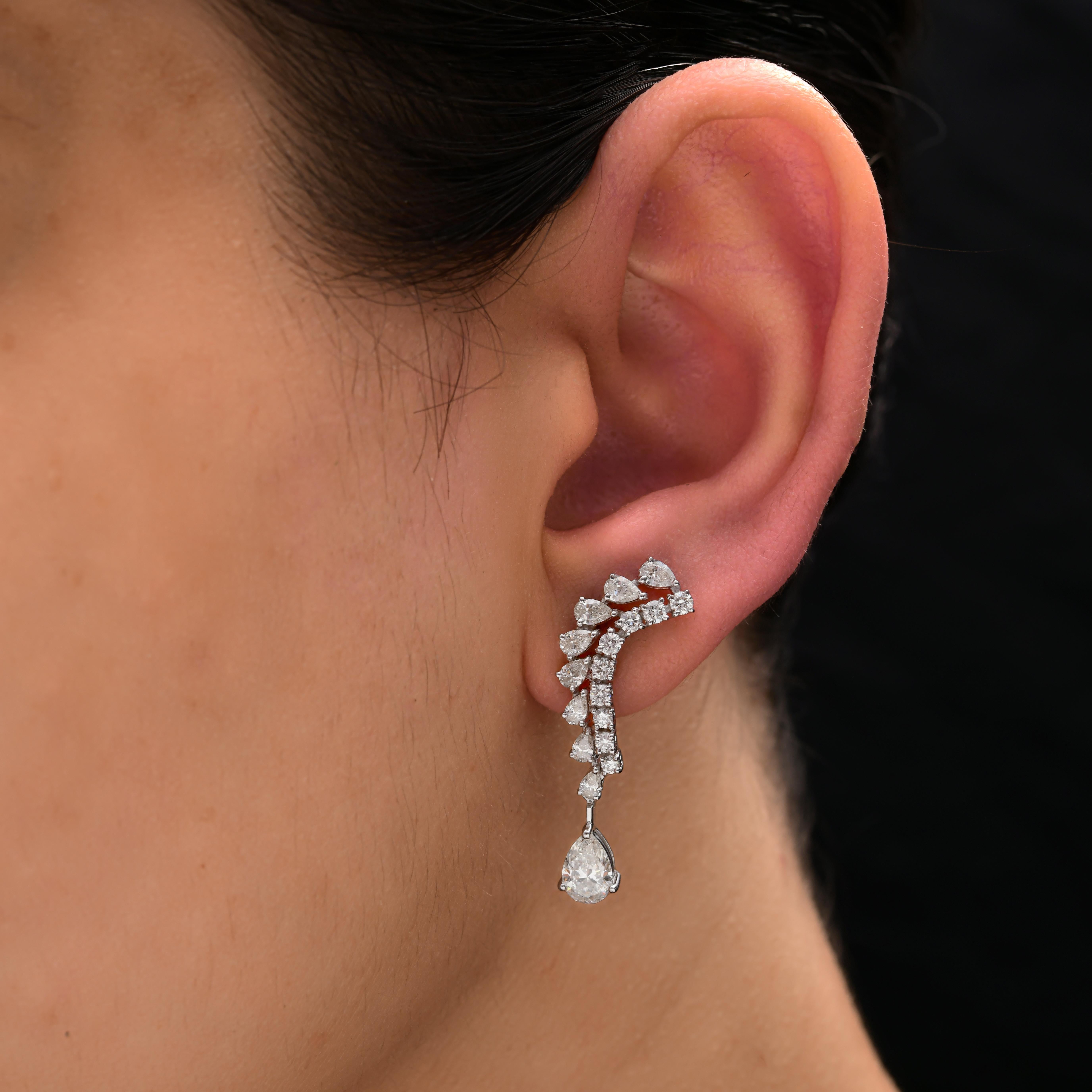 Coulées dans de l'or 18 carats, ces boucles d'oreilles exquises sont serties de 2,43 carats de diamants étincelants. Le diamant, pierre de naissance du mois d'avril, est censé renforcer la confiance en soi et la créativité. Un merveilleux cadeau