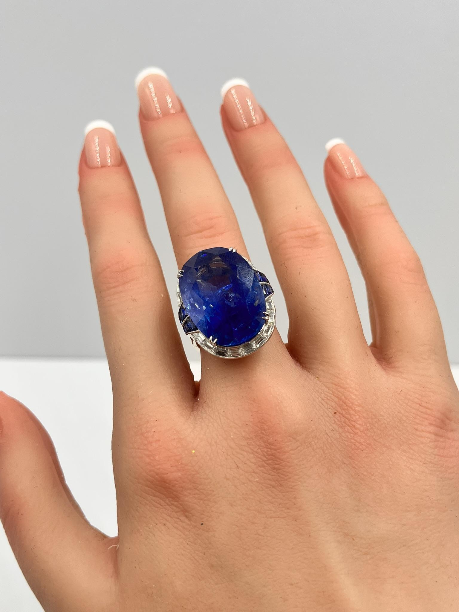 Certified 24.33 Carat Blue Sapphire 18K Gold Ring in vendita 5