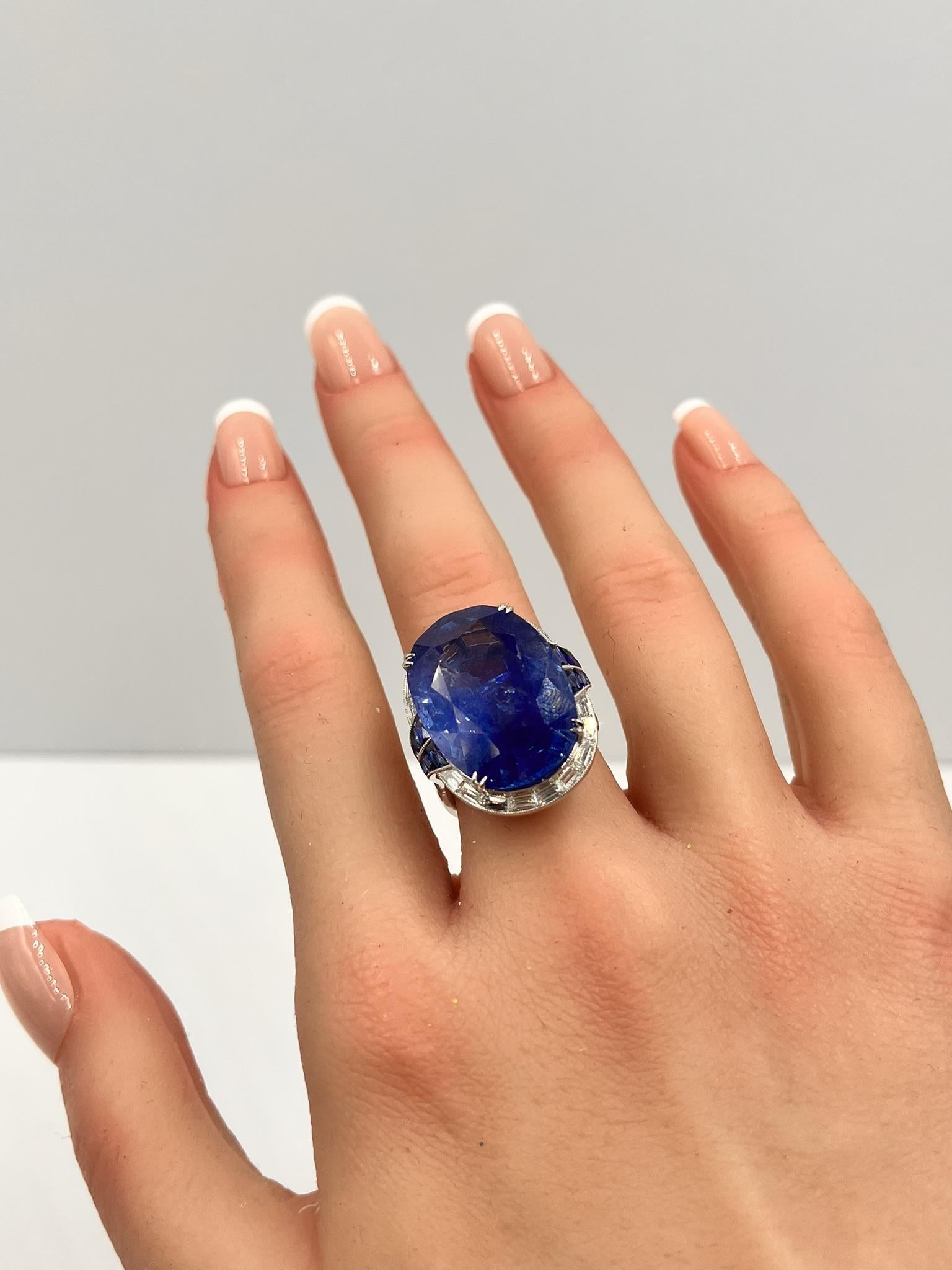 Certified 24.33 Carat Blue Sapphire 18K Gold Ring in vendita 6