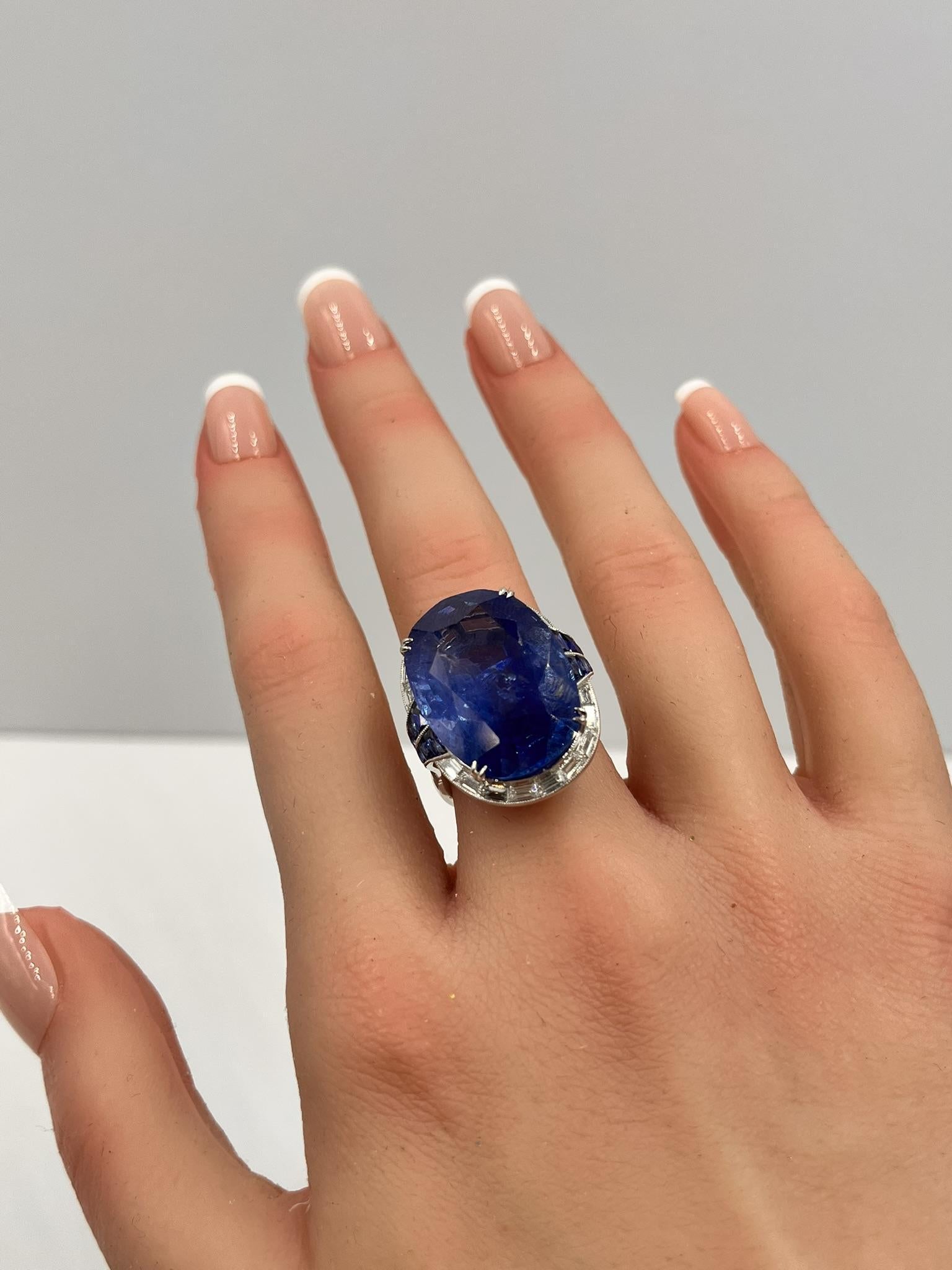 Certified 24.33 Carat Blue Sapphire 18K Gold Ring in vendita 7