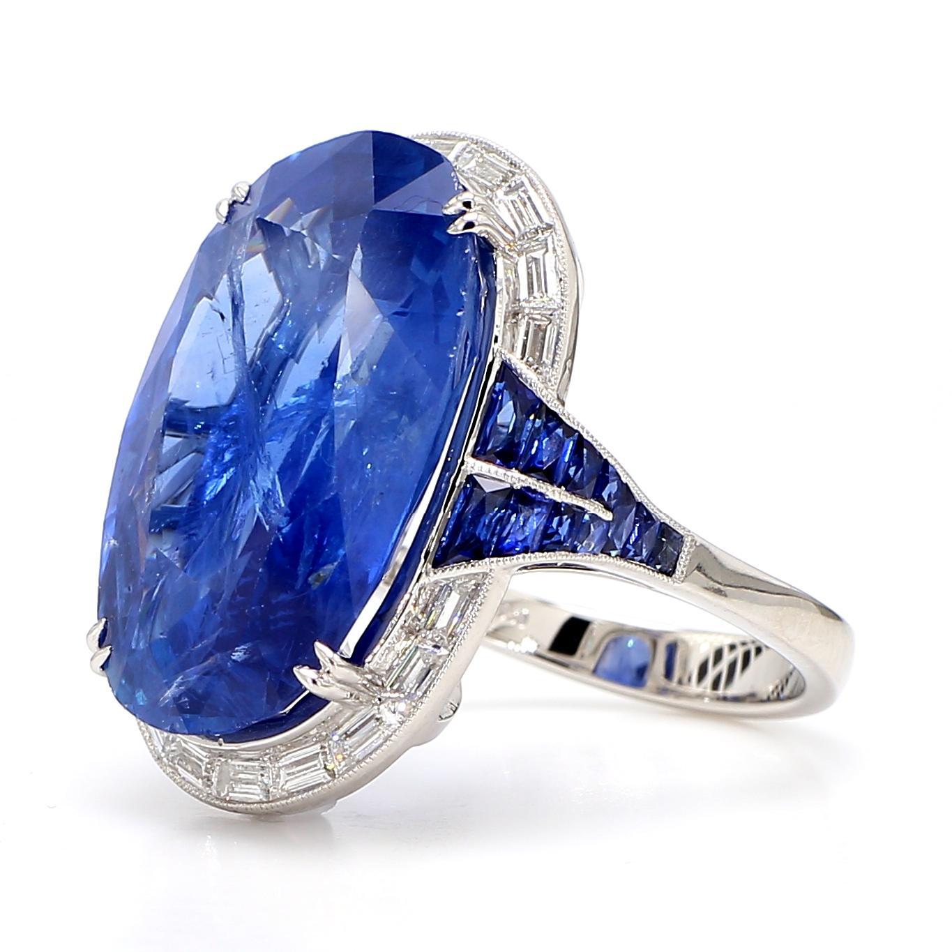 Moderno Certified 24.33 Carat Blue Sapphire 18K Gold Ring in vendita