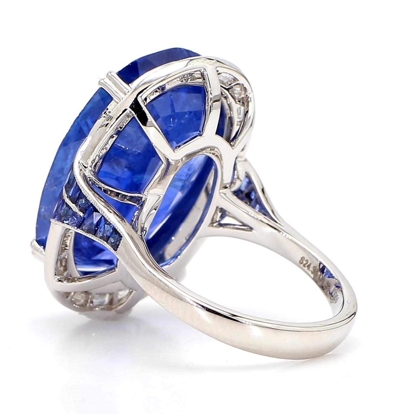 Taglio ovale Certified 24.33 Carat Blue Sapphire 18K Gold Ring in vendita