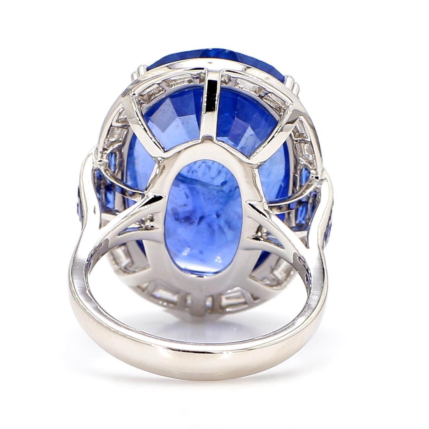 Certified 24.33 Carat Blue Sapphire 18K Gold Ring In condizioni Nuovo in vendita a New York, NY