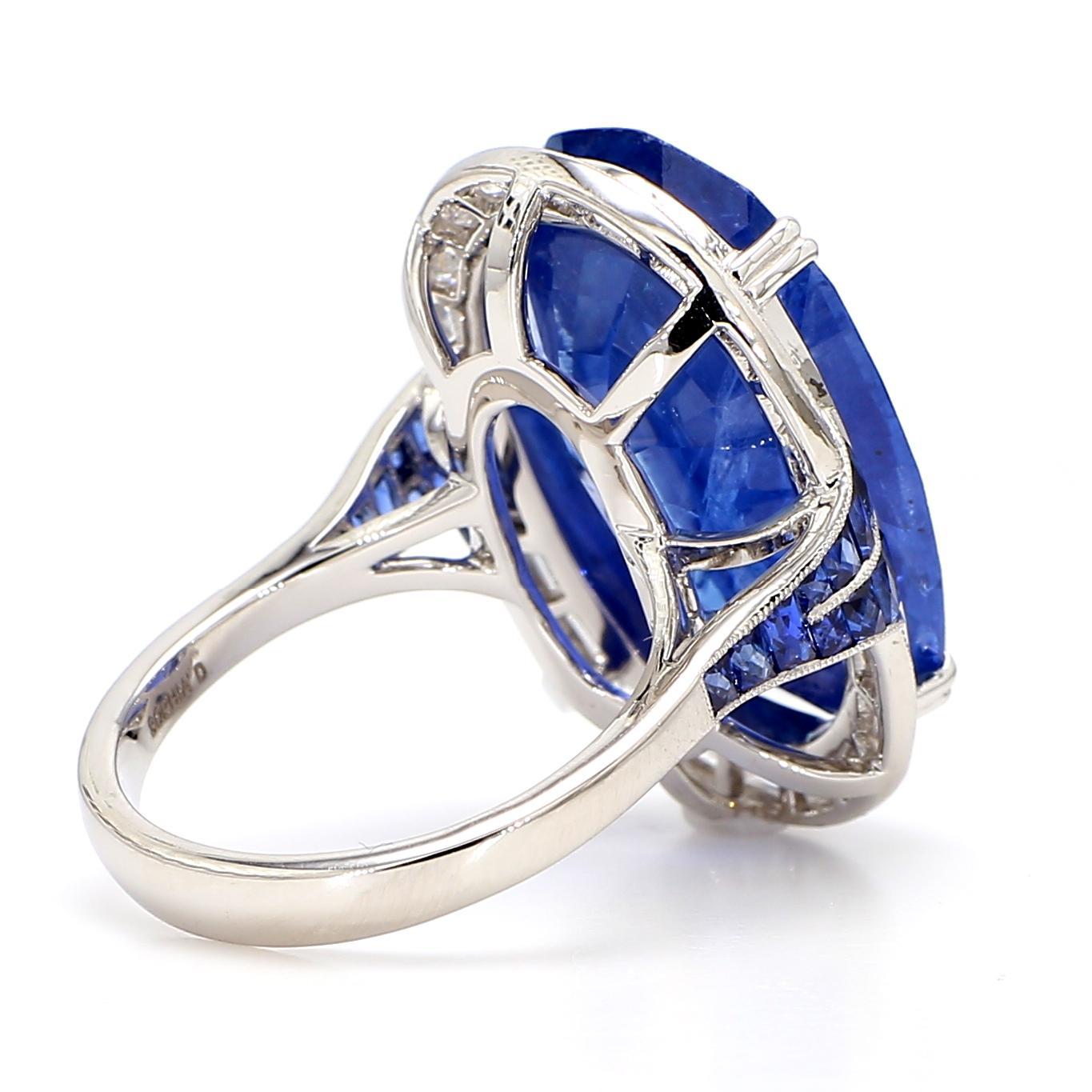 Donna Certified 24.33 Carat Blue Sapphire 18K Gold Ring in vendita
