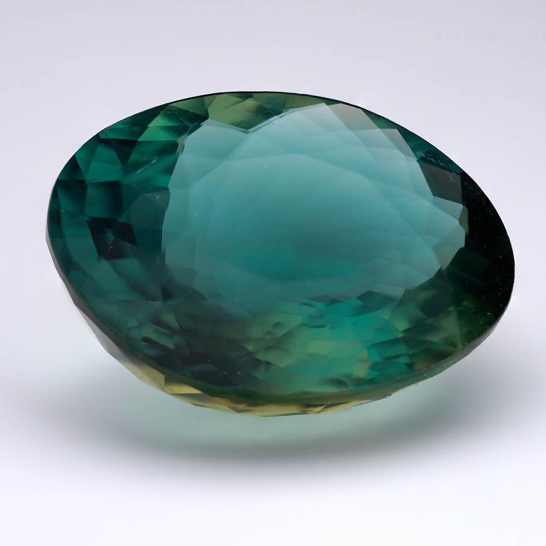 Taglio ovale Certified 24.47 Carat Green Apatite Gemstone in vendita