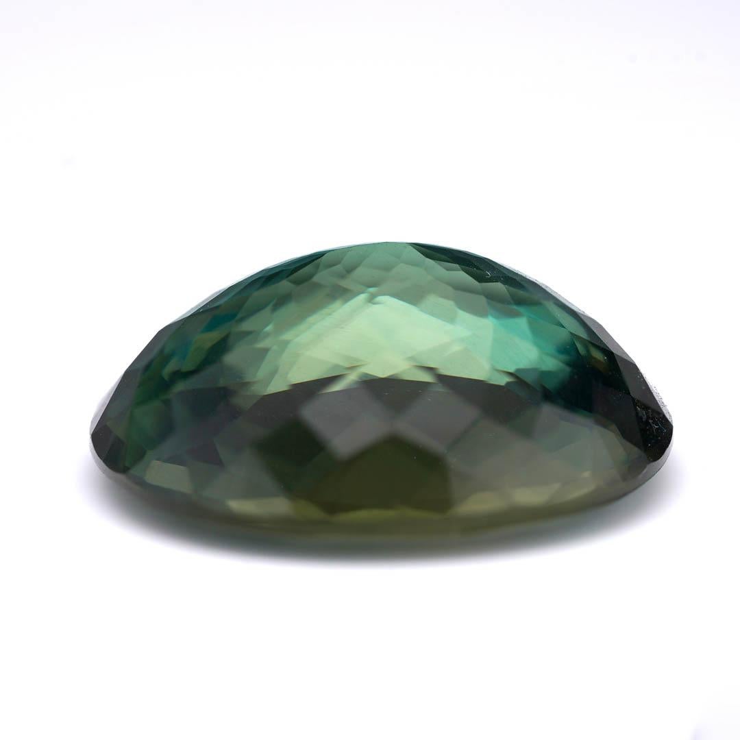 da uomo o donna Certified 24.47 Carat Green Apatite Gemstone in vendita