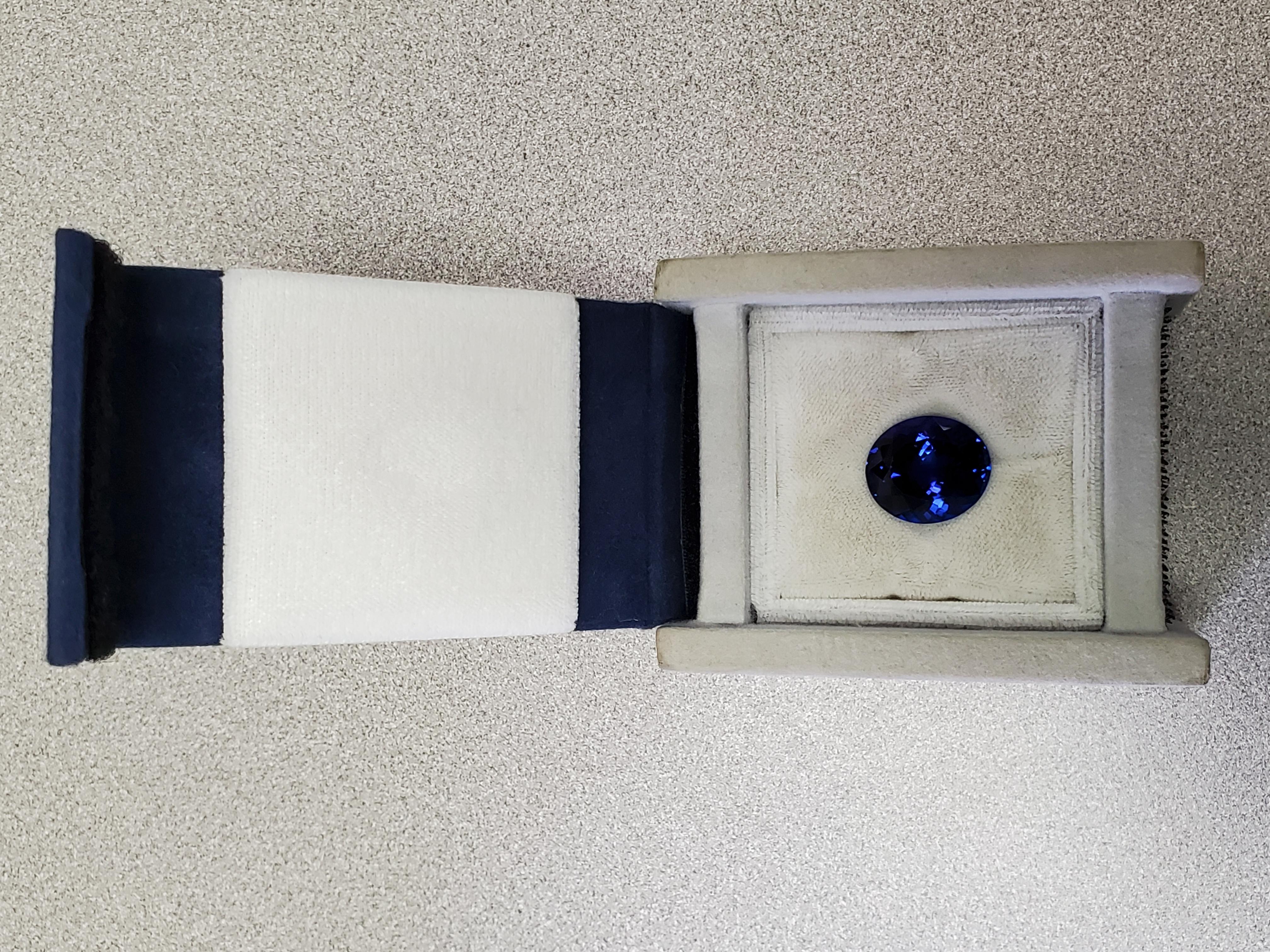 Tanzanite bleue brillante certifiée 24,97 carats du début des années 1990 ! en vente 8