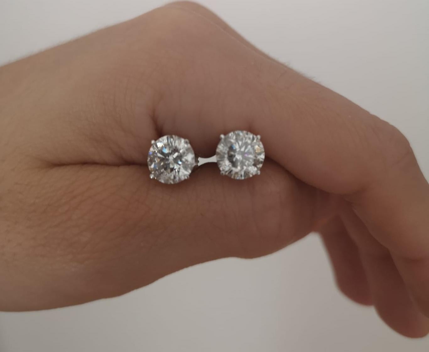 2.5 carat diamond stud earrings