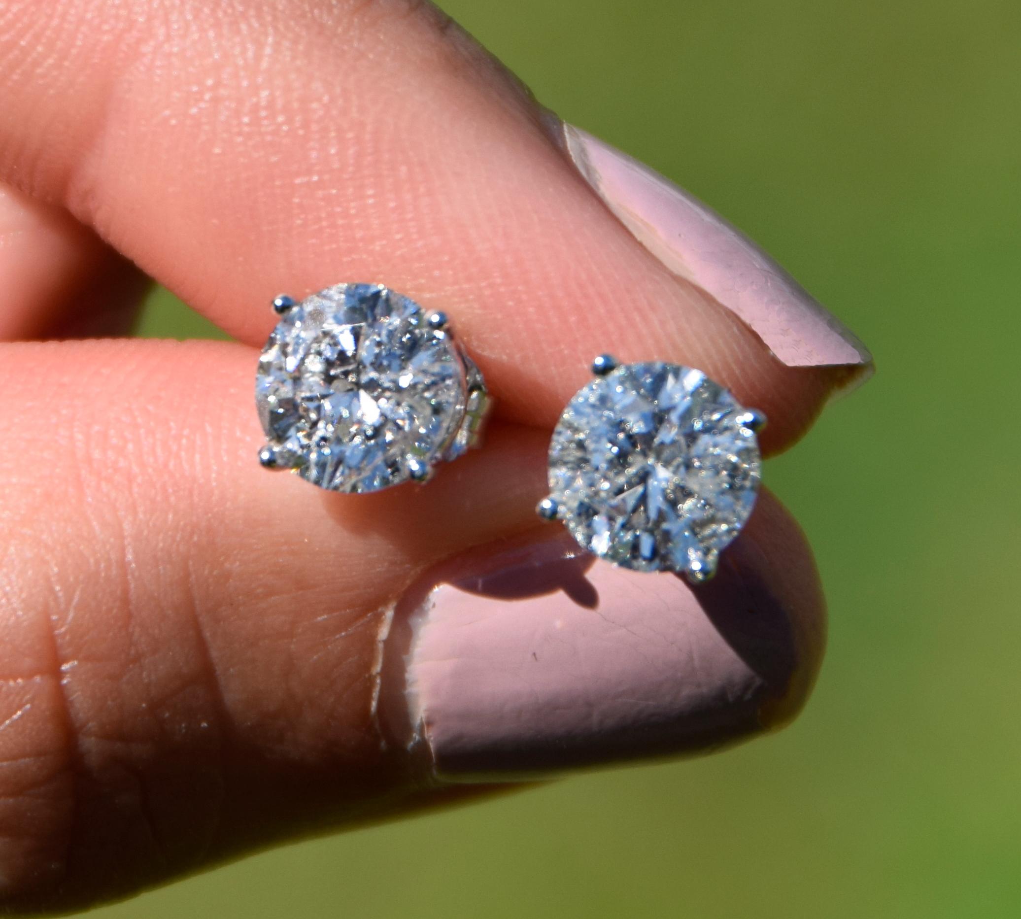Certified 2.50 Carat Diamond Stud Earrings In Excellent Condition In Chicago, IL