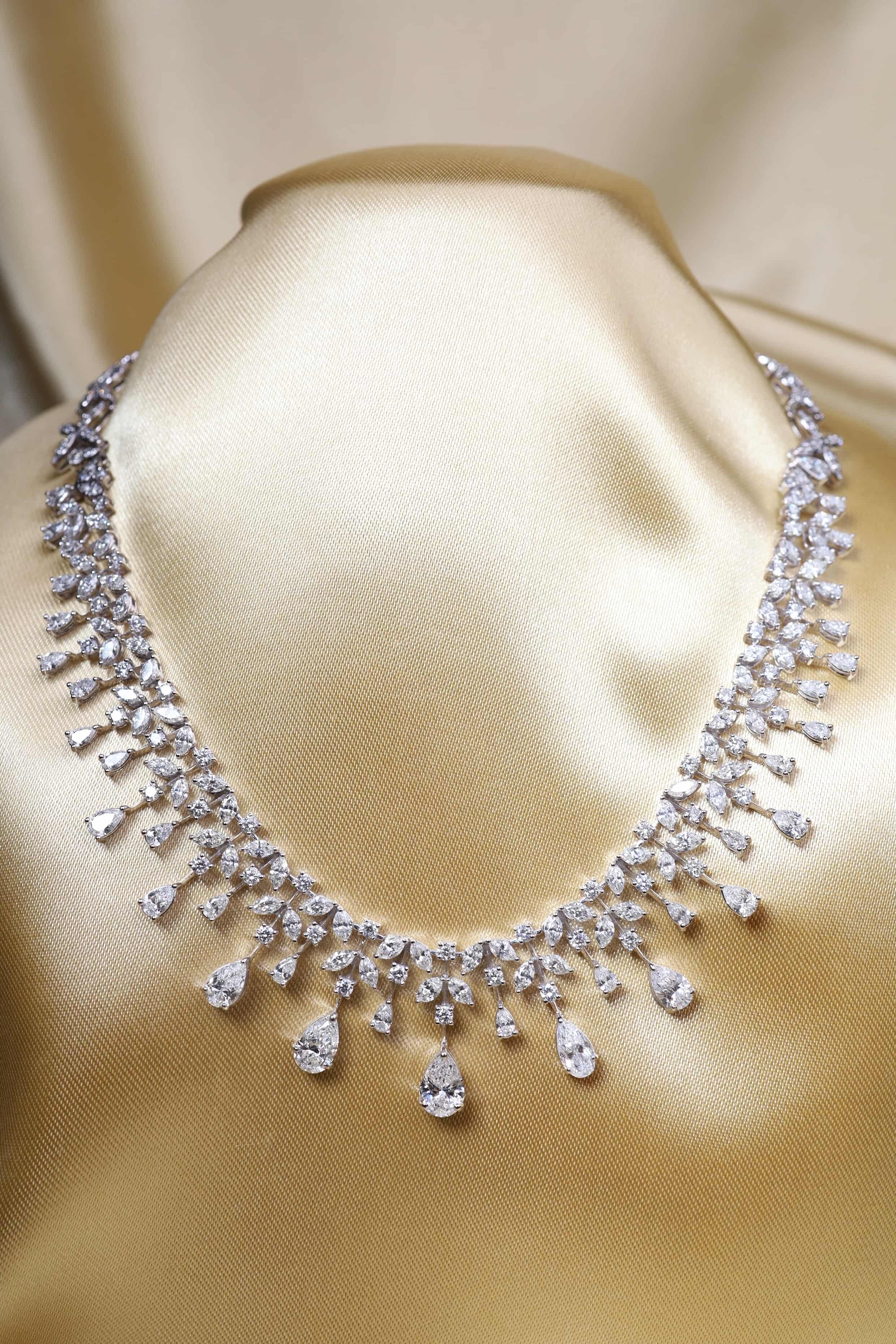 Certified 25.00 Carats Mixed Shape Diamonds 18K Gold Necklace in vendita 5