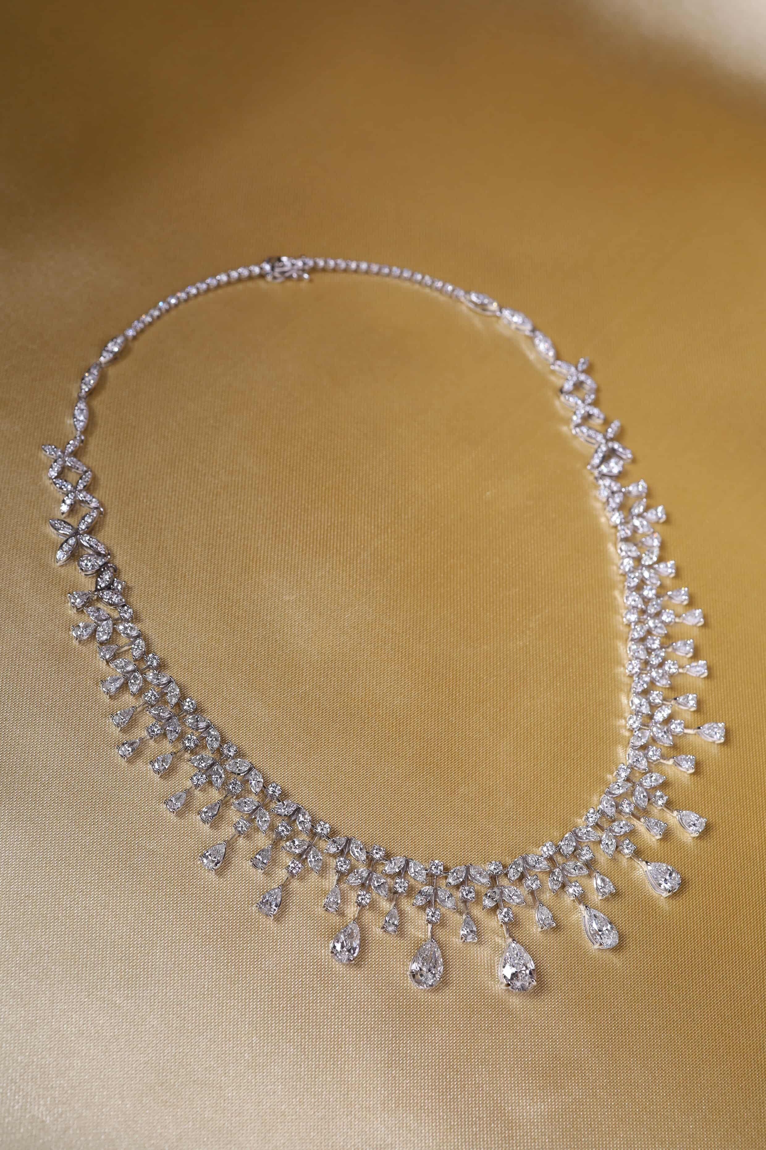 Certified 25.00 Carats Mixed Shape Diamonds 18K Gold Necklace in vendita 6