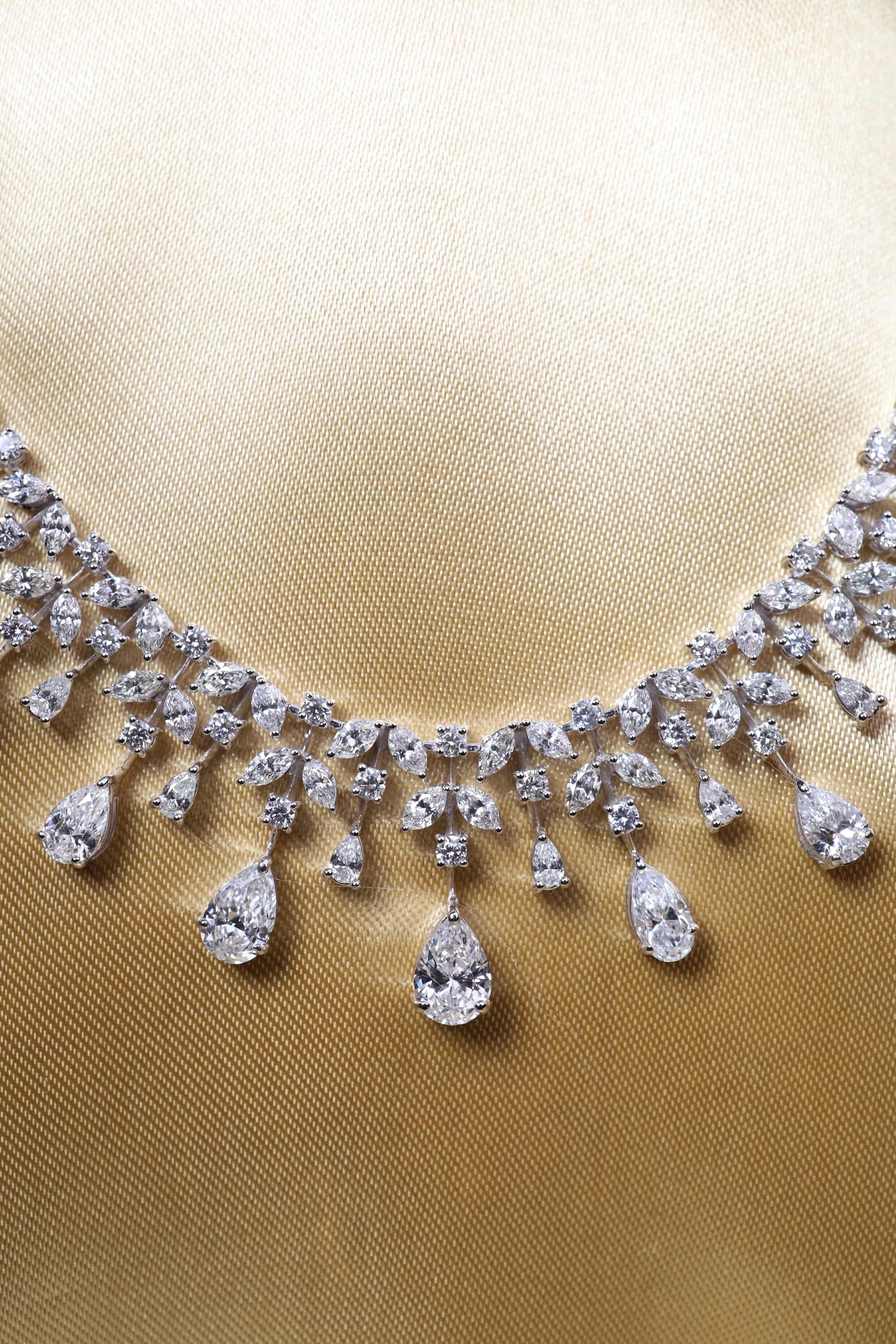 Taglio misto Certified 25.00 Carats Mixed Shape Diamonds 18K Gold Necklace in vendita