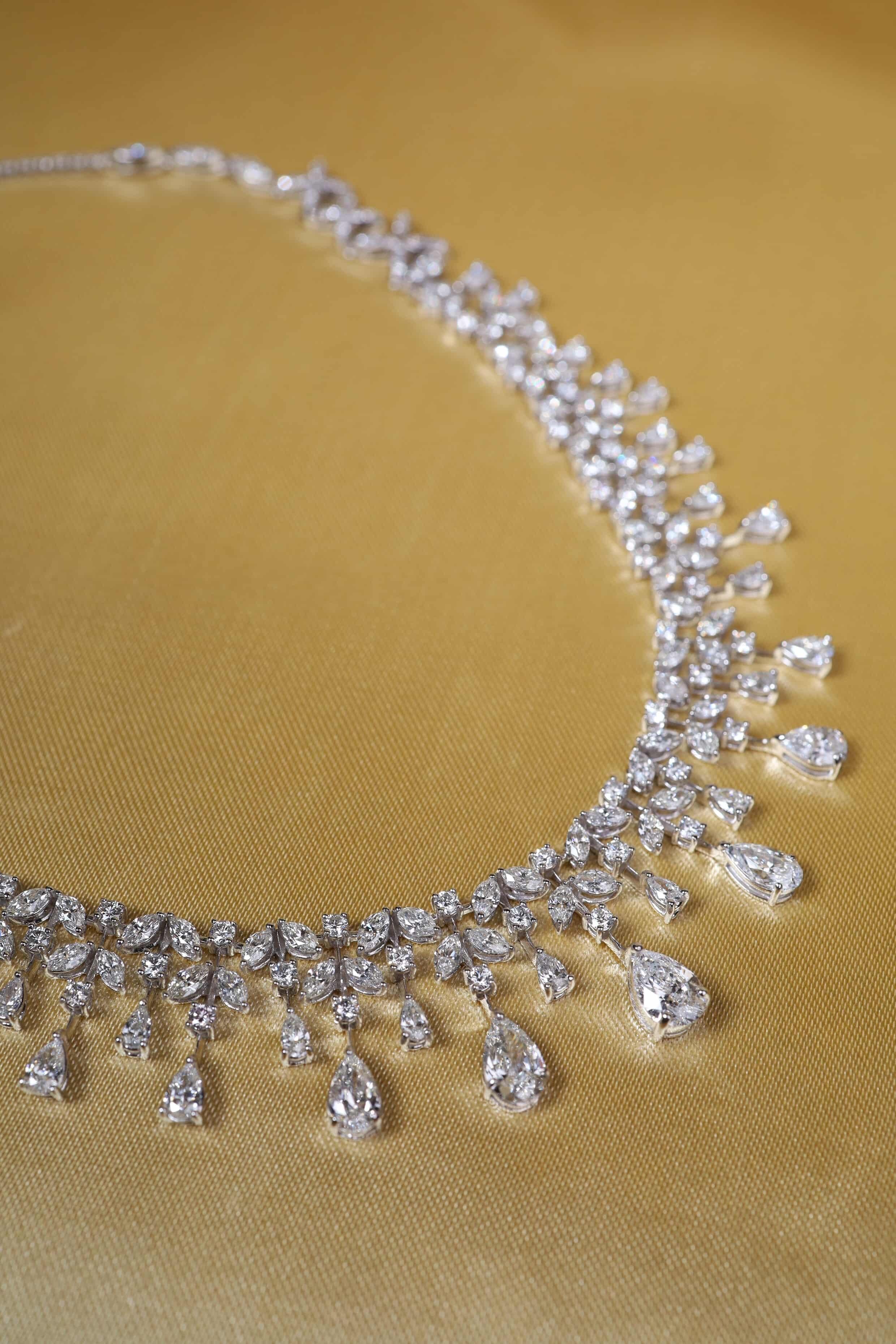 Certified 25.00 Carats Mixed Shape Diamonds 18K Gold Necklace In condizioni Nuovo in vendita a New Delhi, Delhi