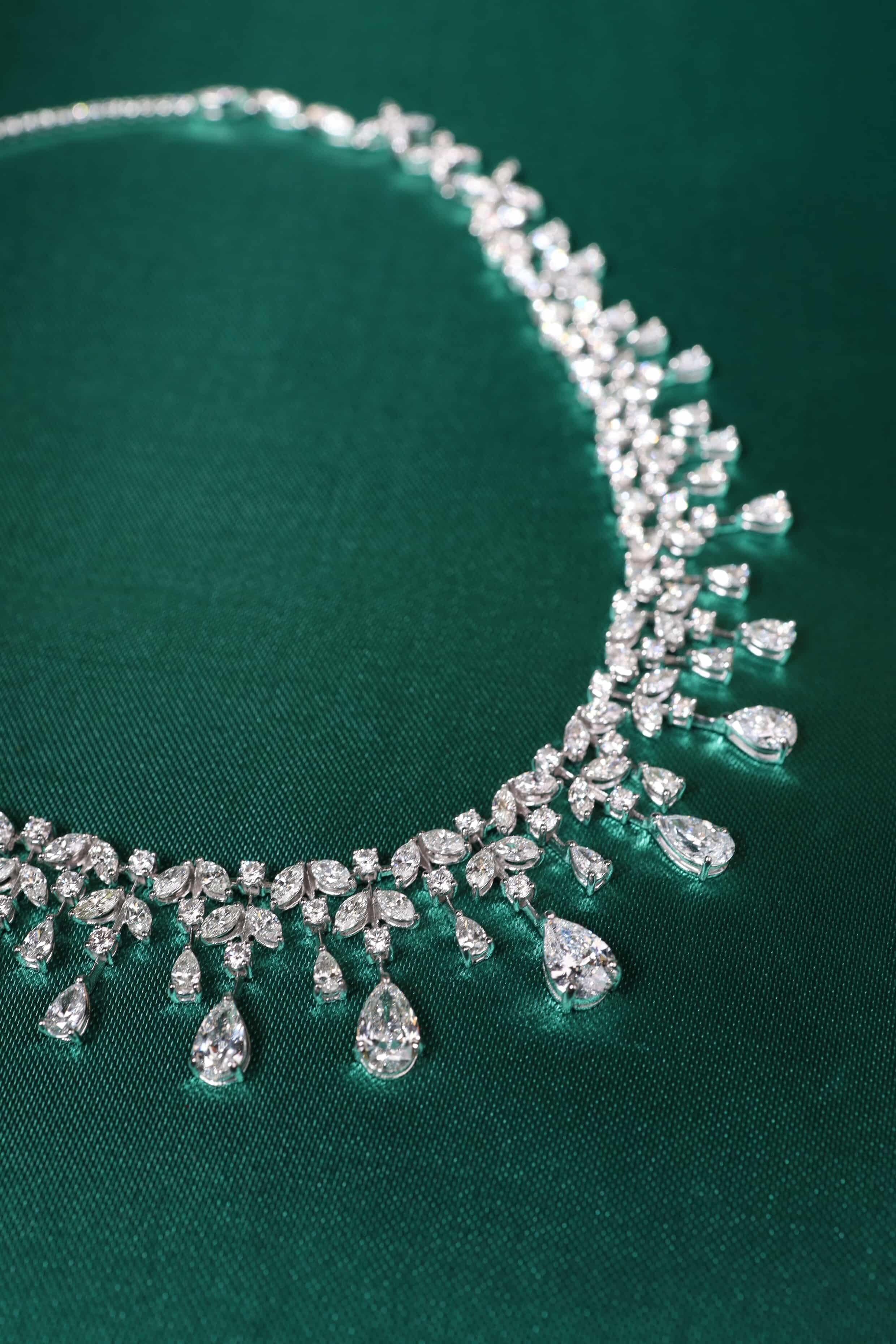 Donna Certified 25.00 Carats Mixed Shape Diamonds 18K Gold Necklace in vendita