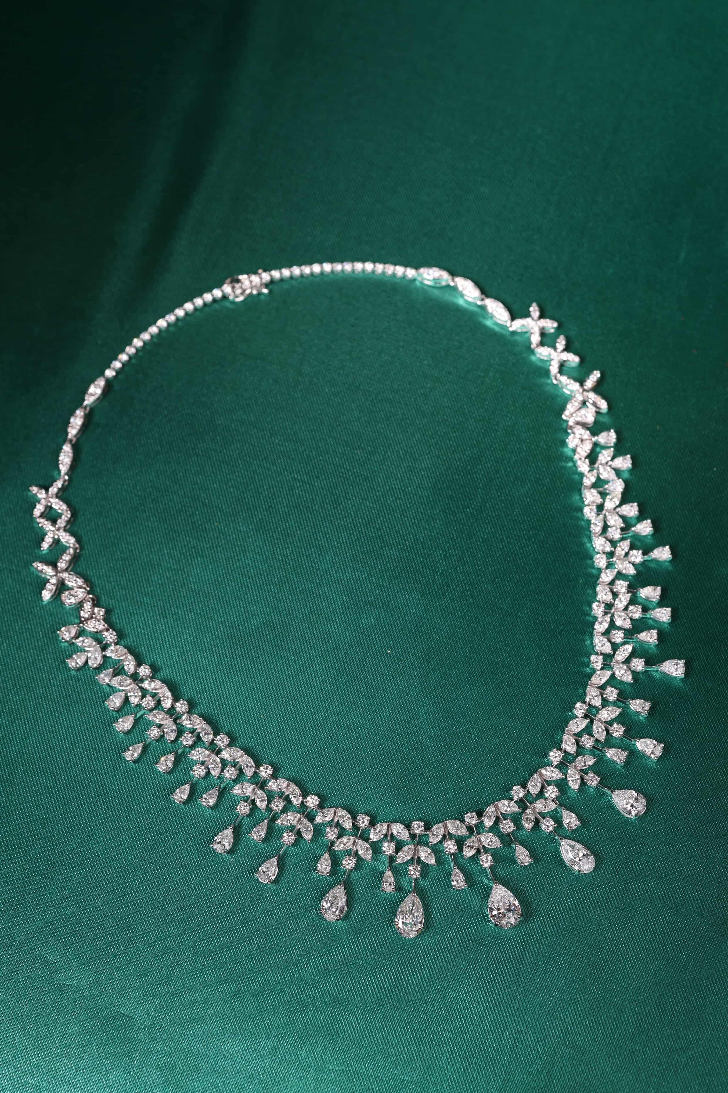 Certified 25.00 Carats Mixed Shape Diamonds 18K Gold Necklace in vendita 1