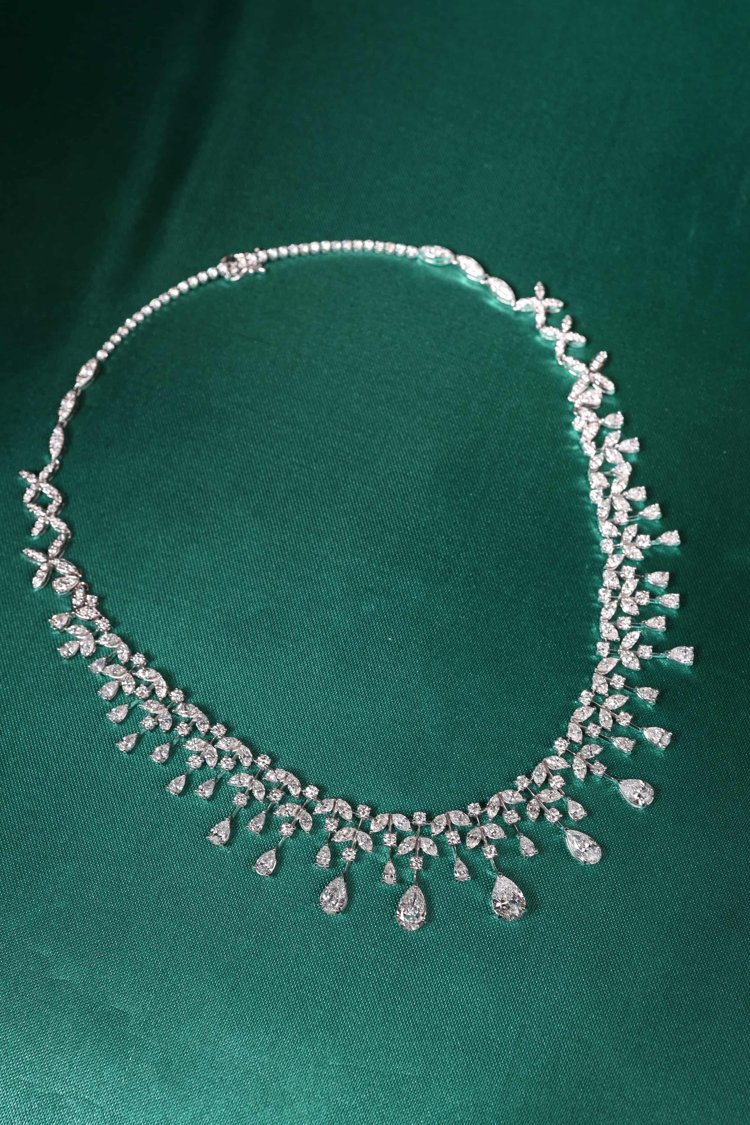 Certified 25.00 Carats Mixed Shape Diamonds 18K Gold Necklace in vendita 2