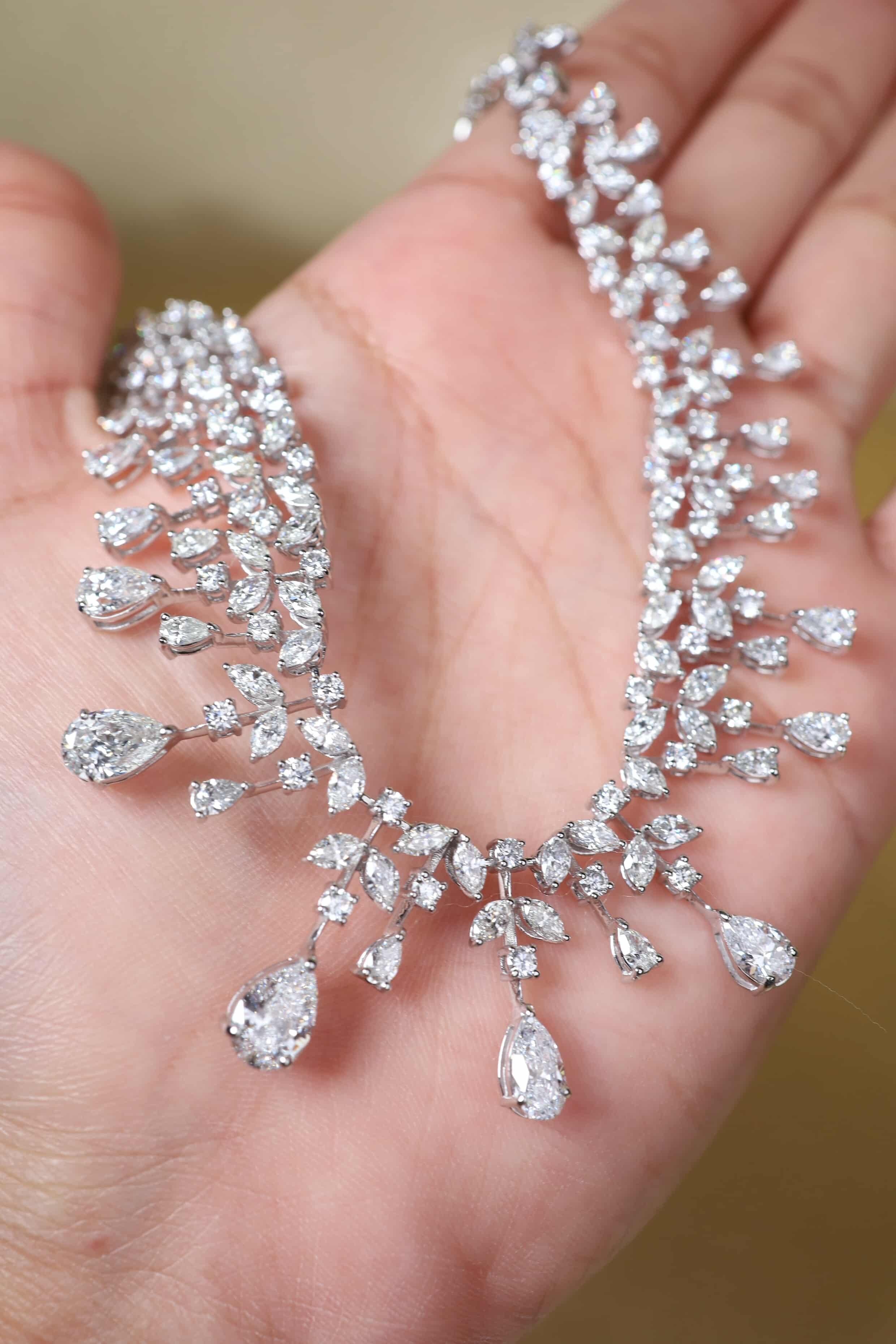 Certified 25.00 Carats Mixed Shape Diamonds 18K Gold Necklace in vendita 3