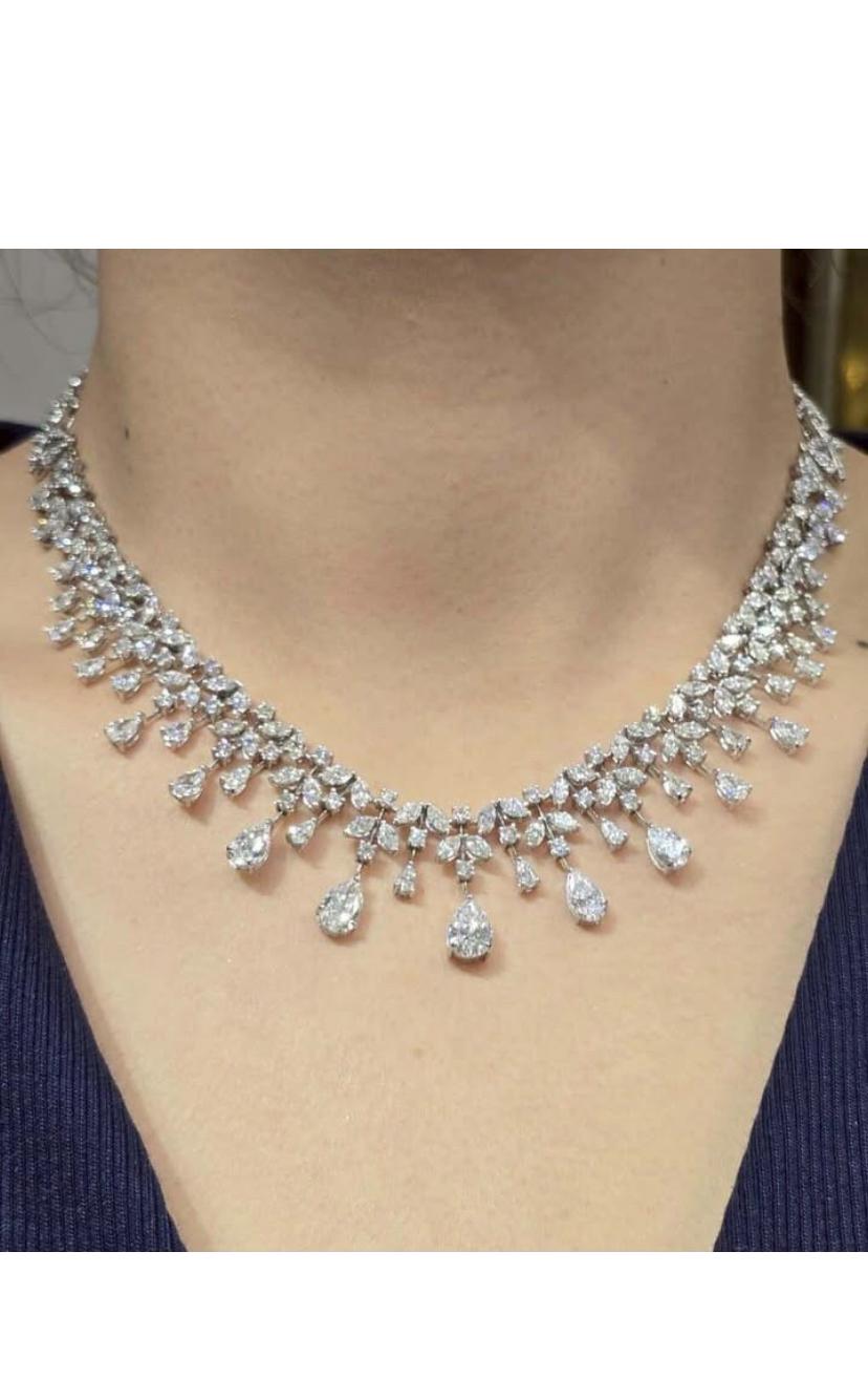 Certified 25.00 Carats Mixed Shape Diamonds 18K Gold Necklace in vendita 4